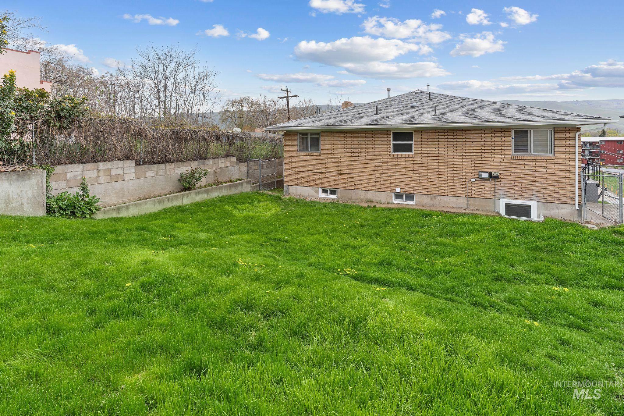 303 Highland Ave Property Photo 38