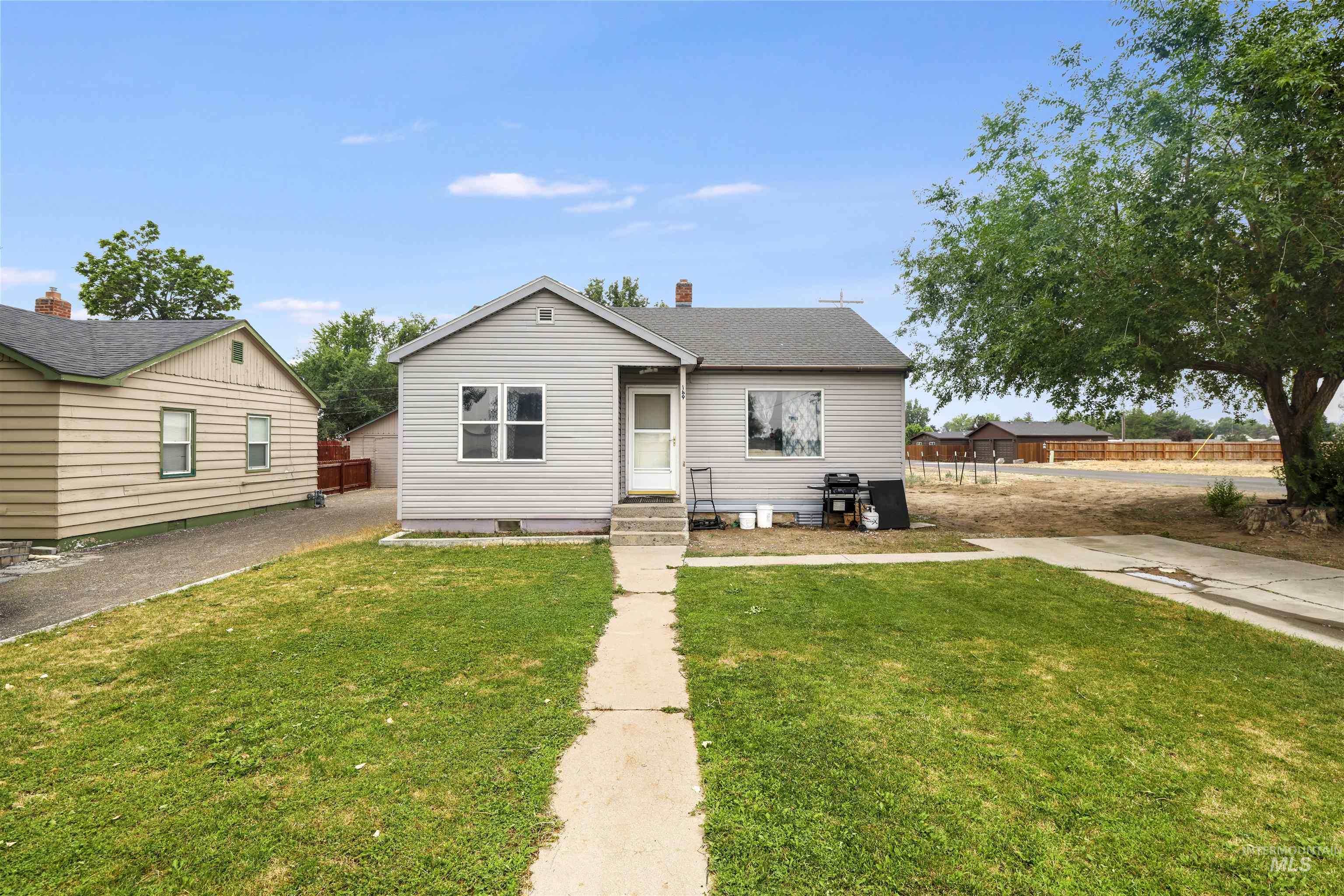 189 7th Ave W Property Photo 1