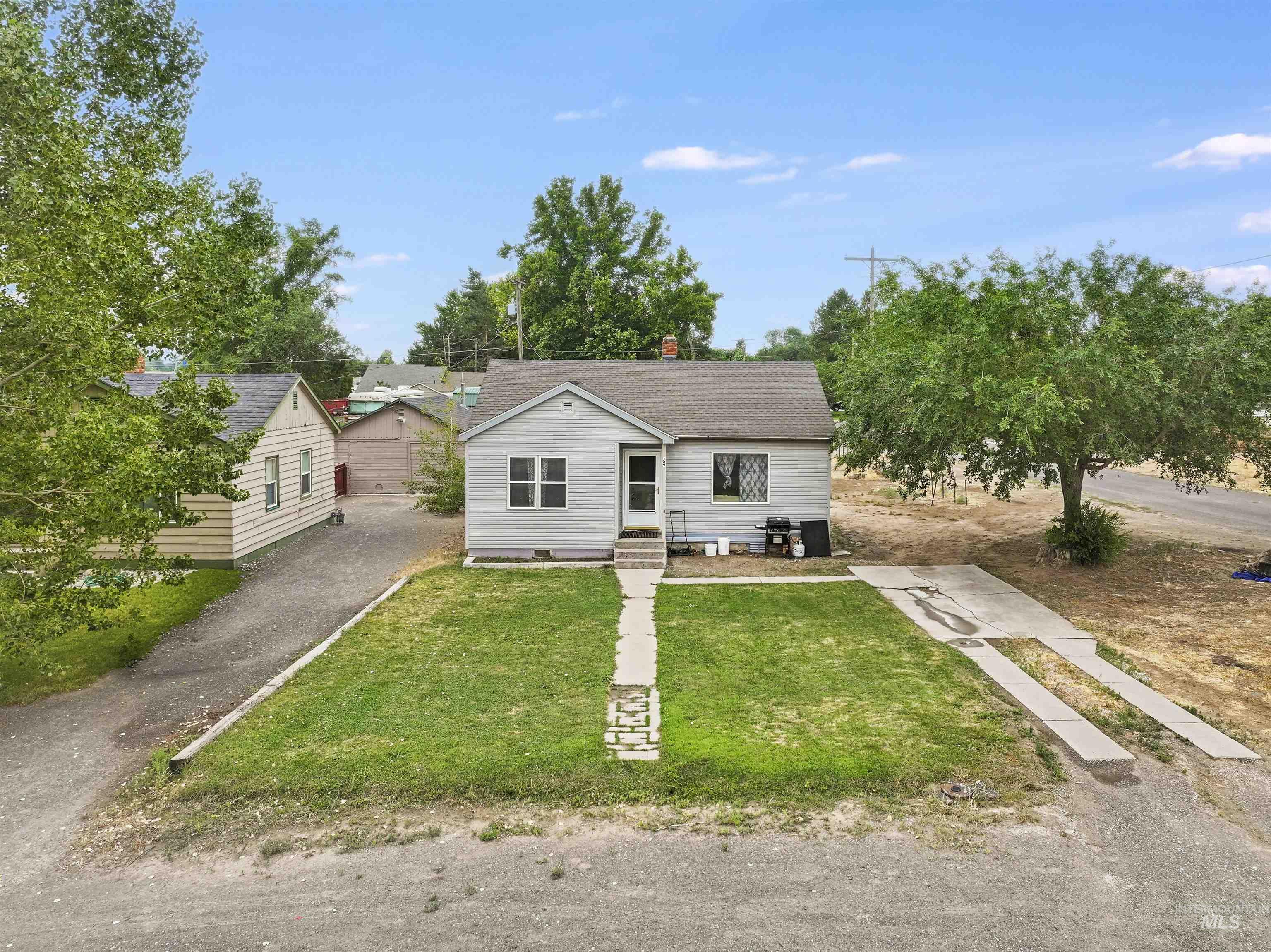 189 7th Ave W Property Photo 5