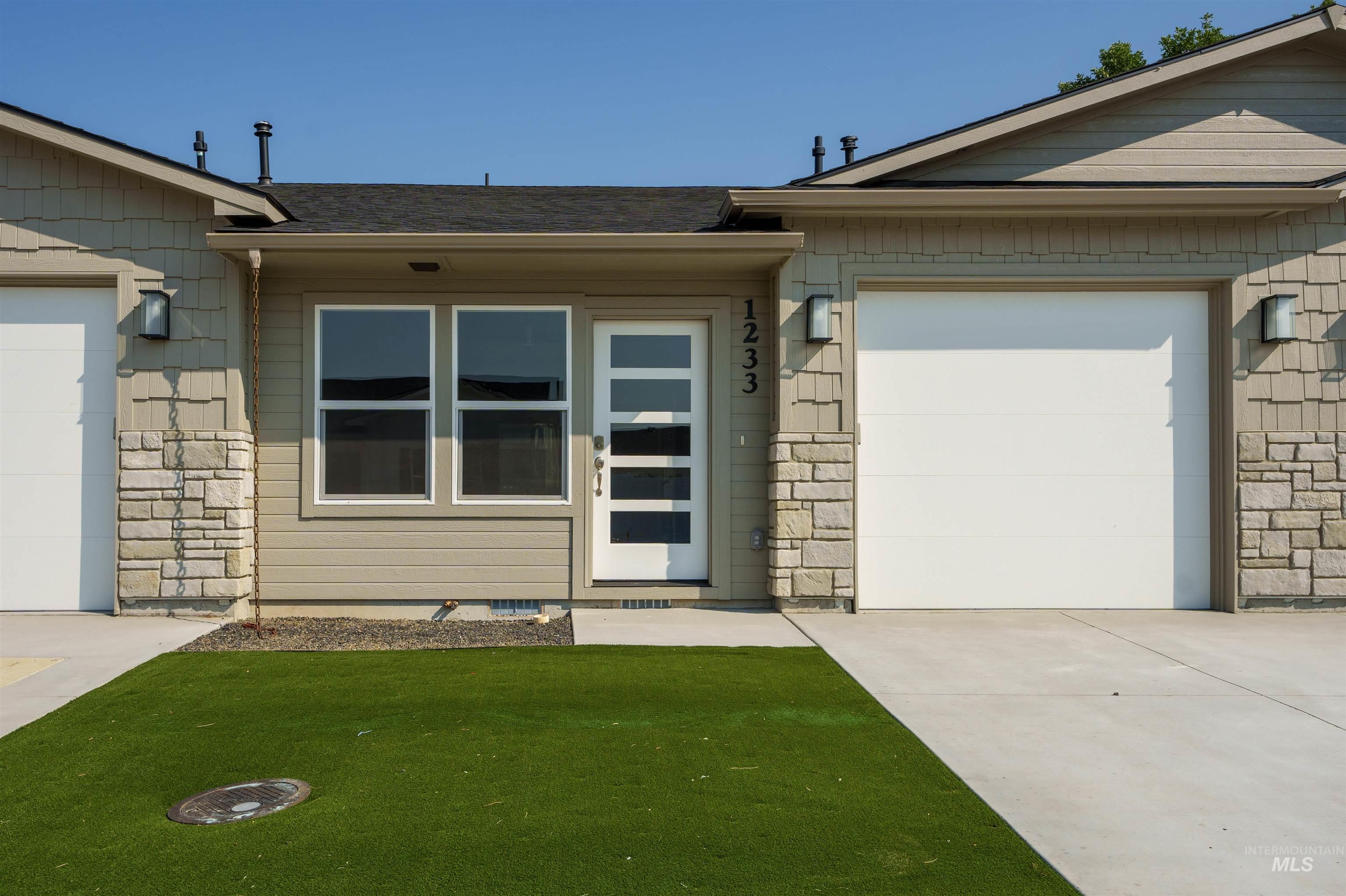 1233 Phillips Circle