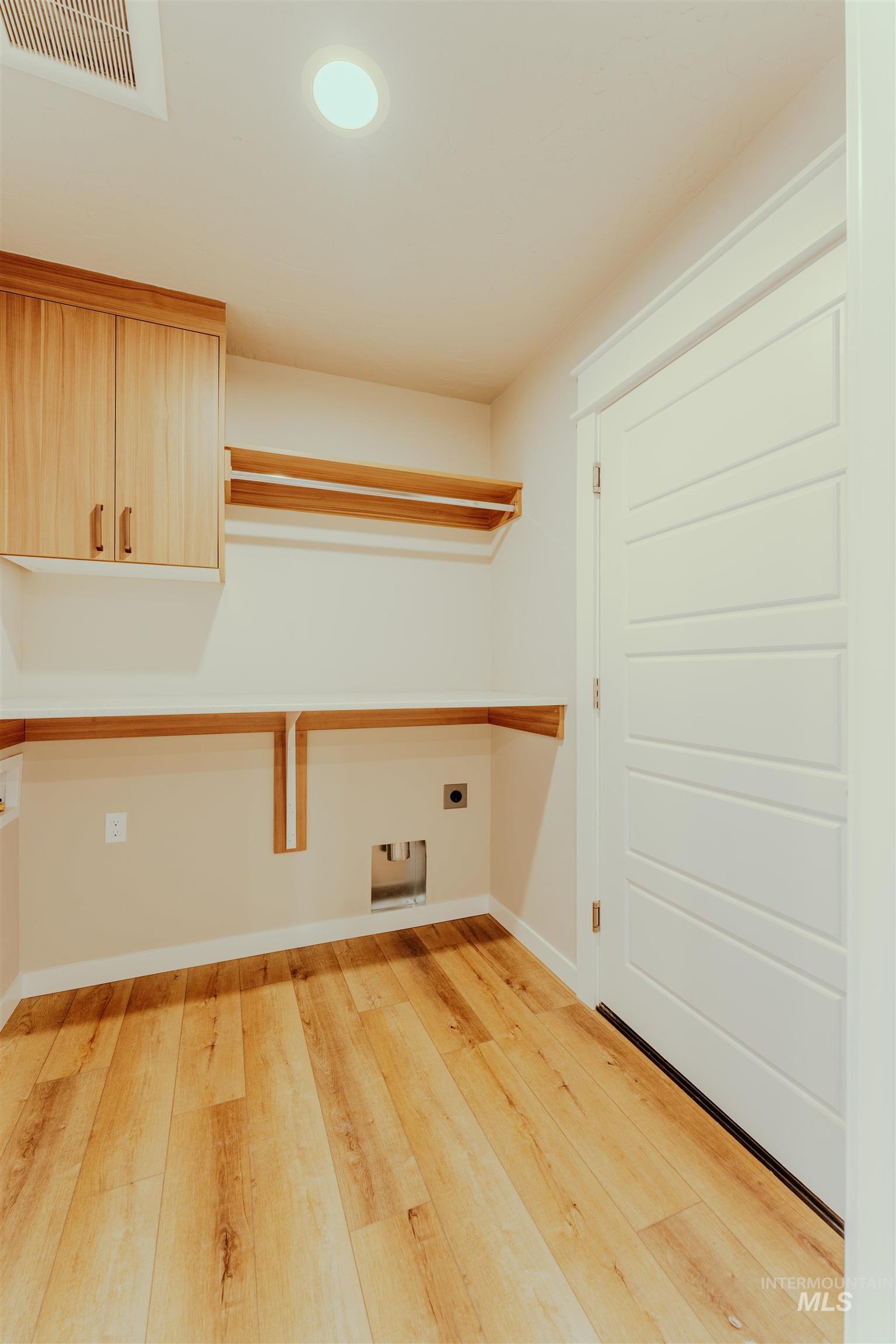 1233 Phillips Circle Property Photo 5