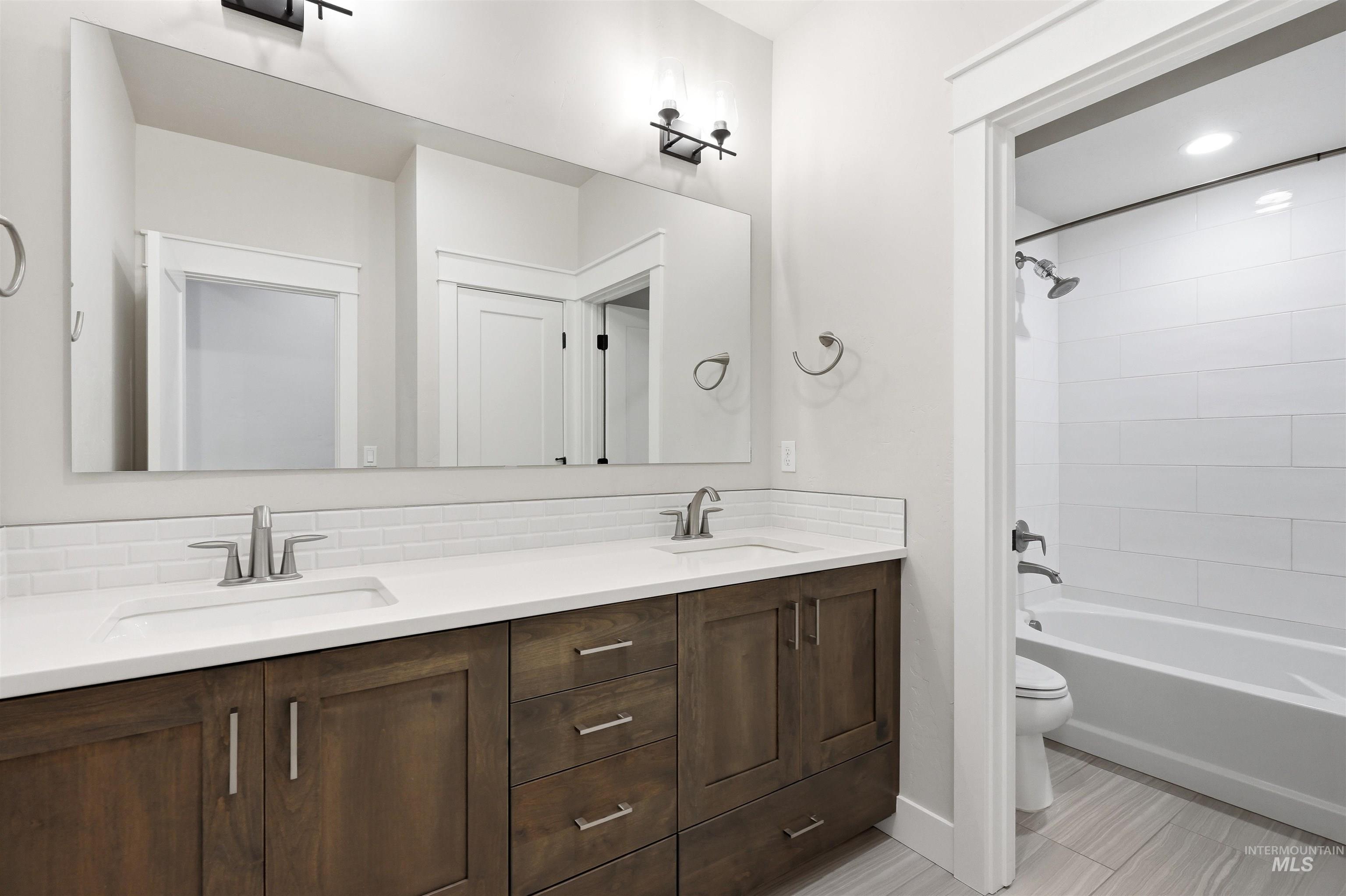 5301 W Strant St Property Photo 38