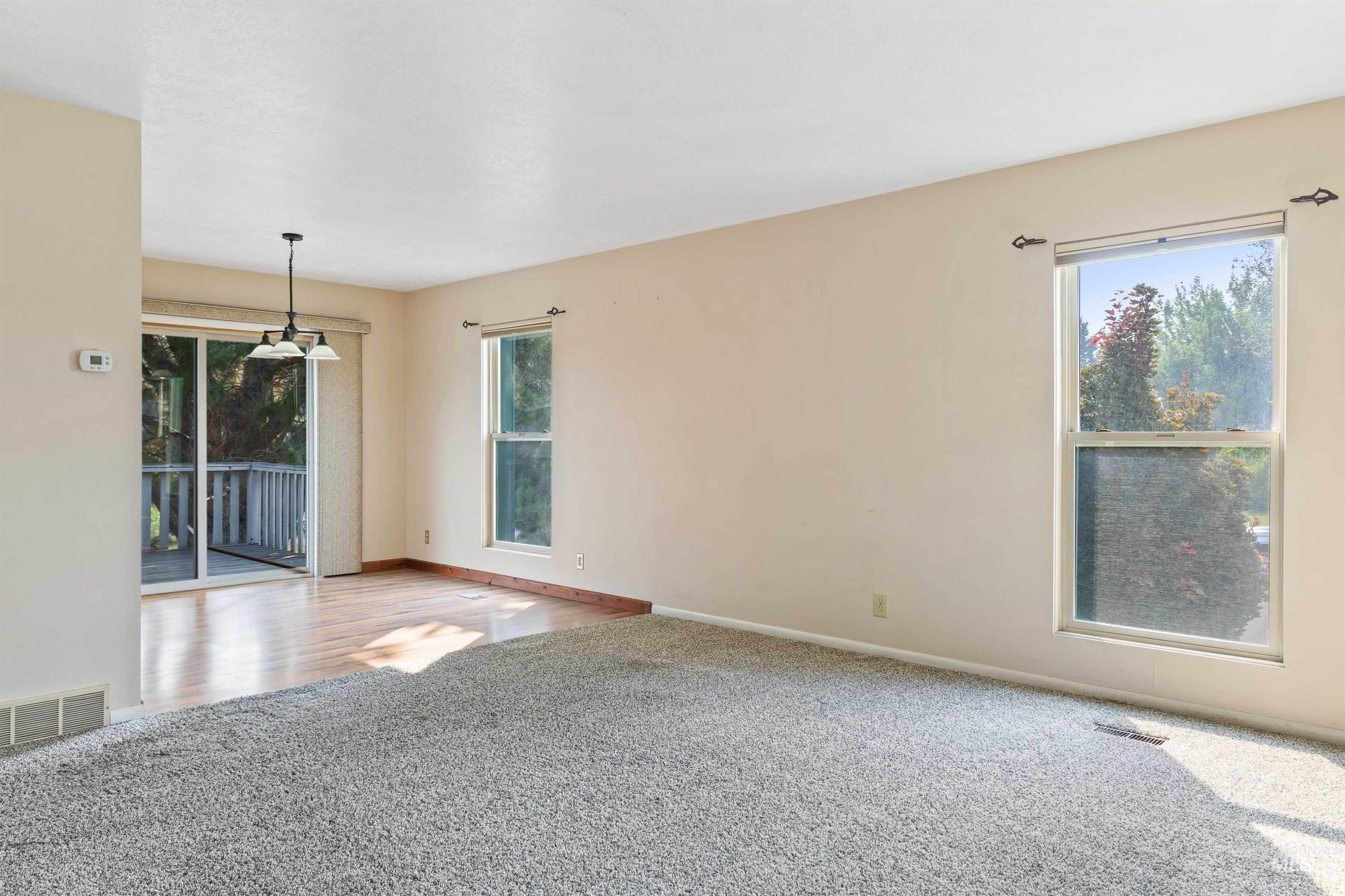 1181 Park View Dr Property Photo 4
