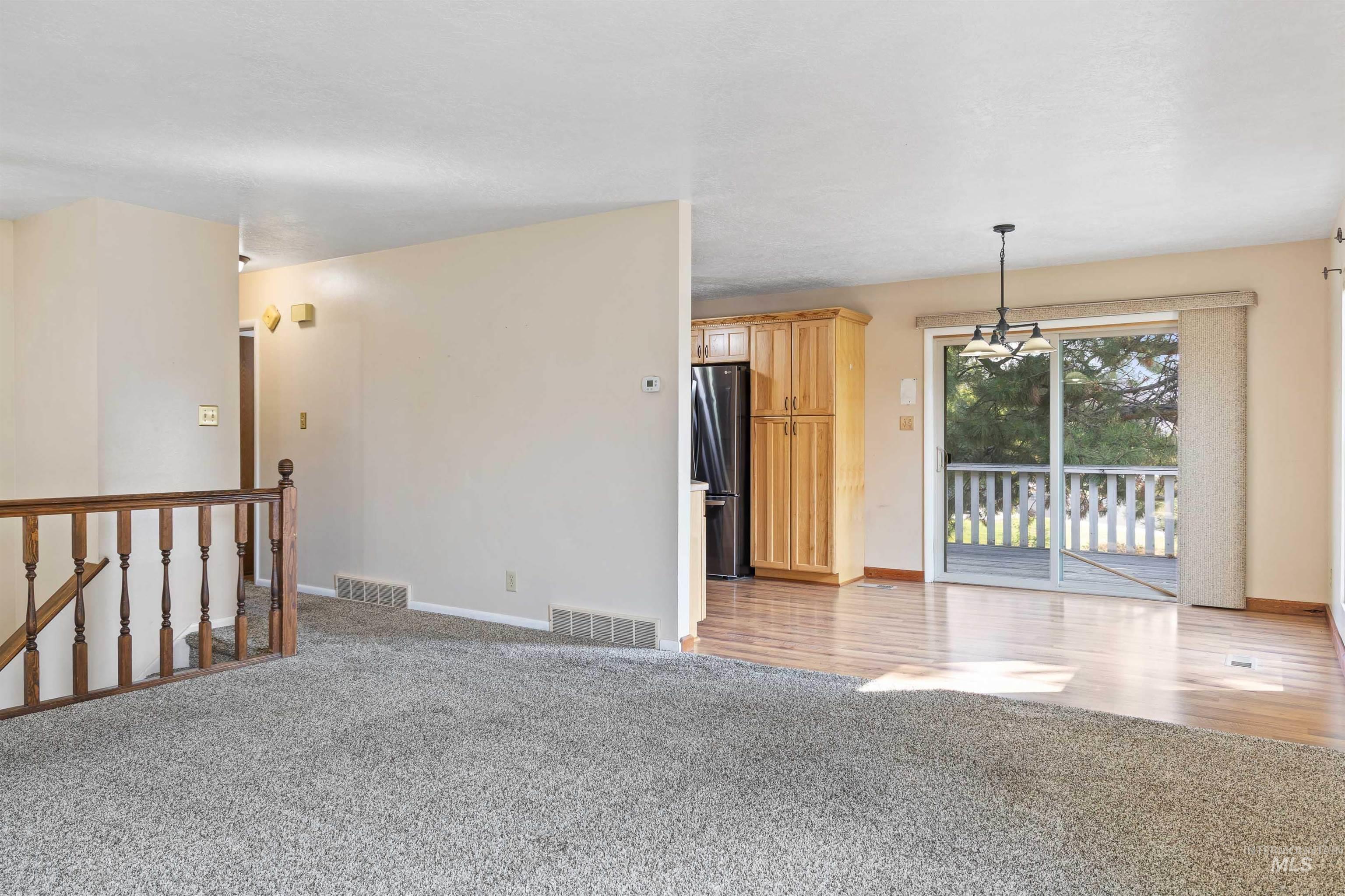 1181 Park View Dr Property Photo 5