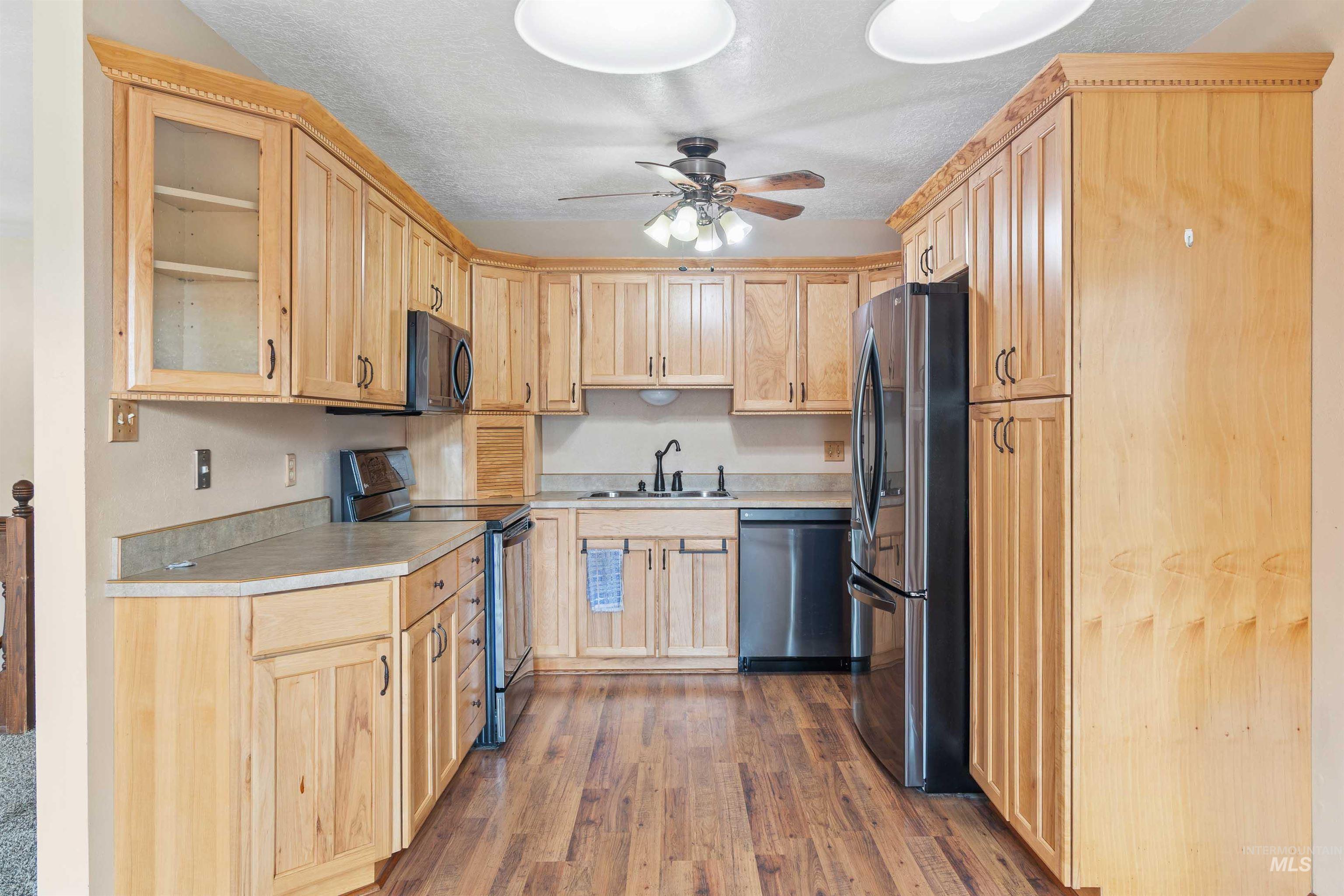 1181 Park View Dr Property Photo 6