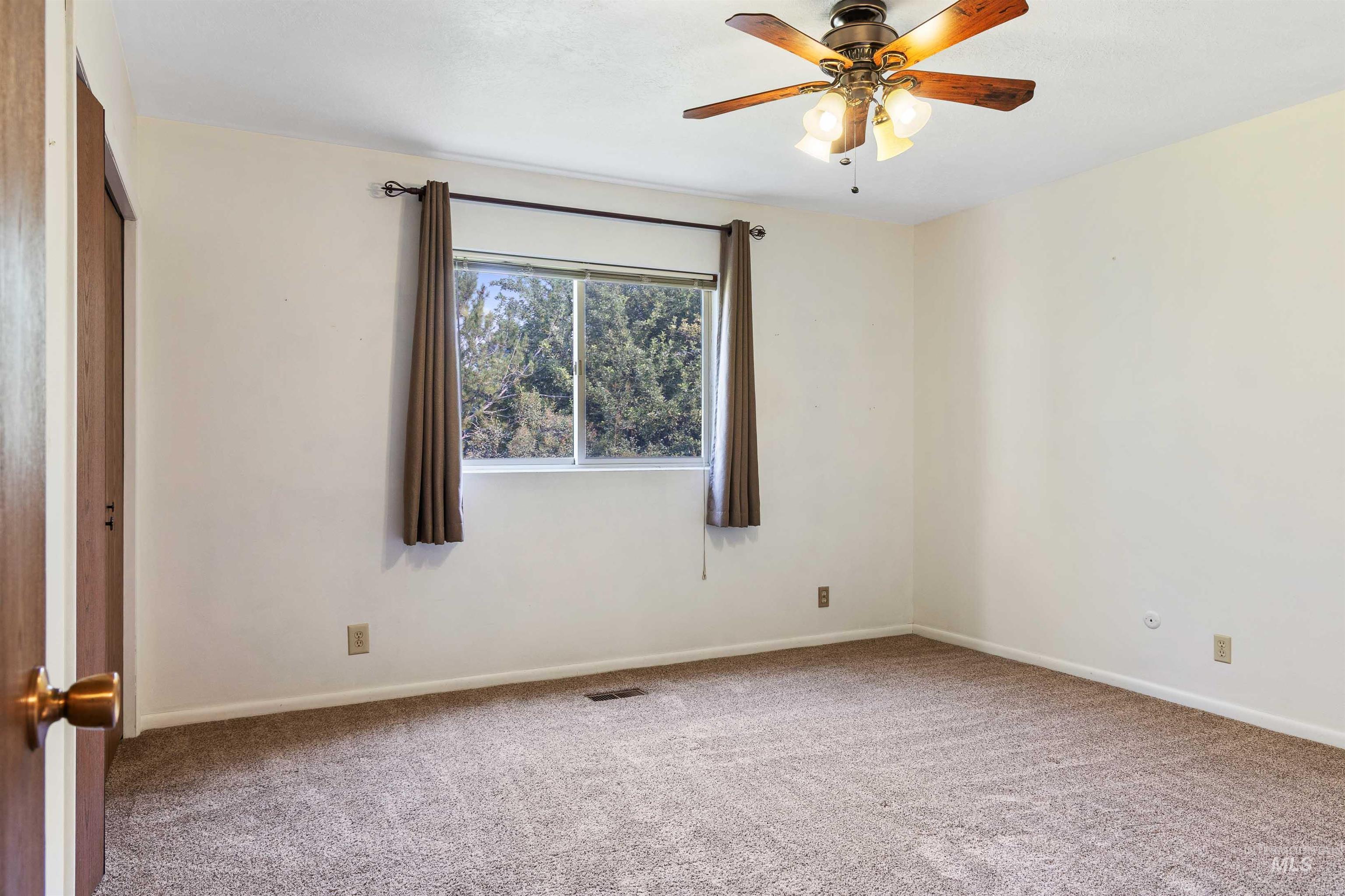 1181 Park View Dr Property Photo 8