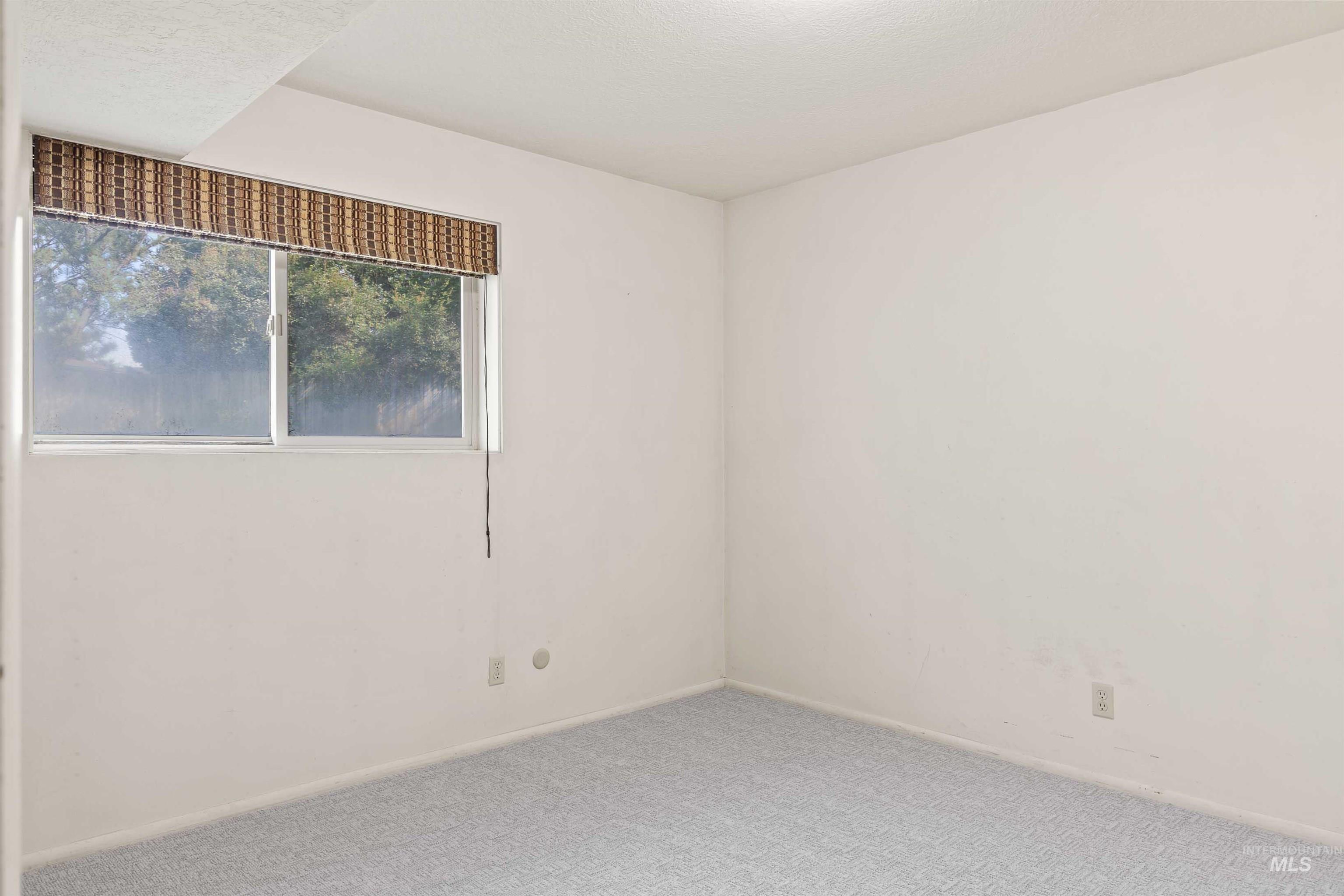 1181 Park View Dr Property Photo 16