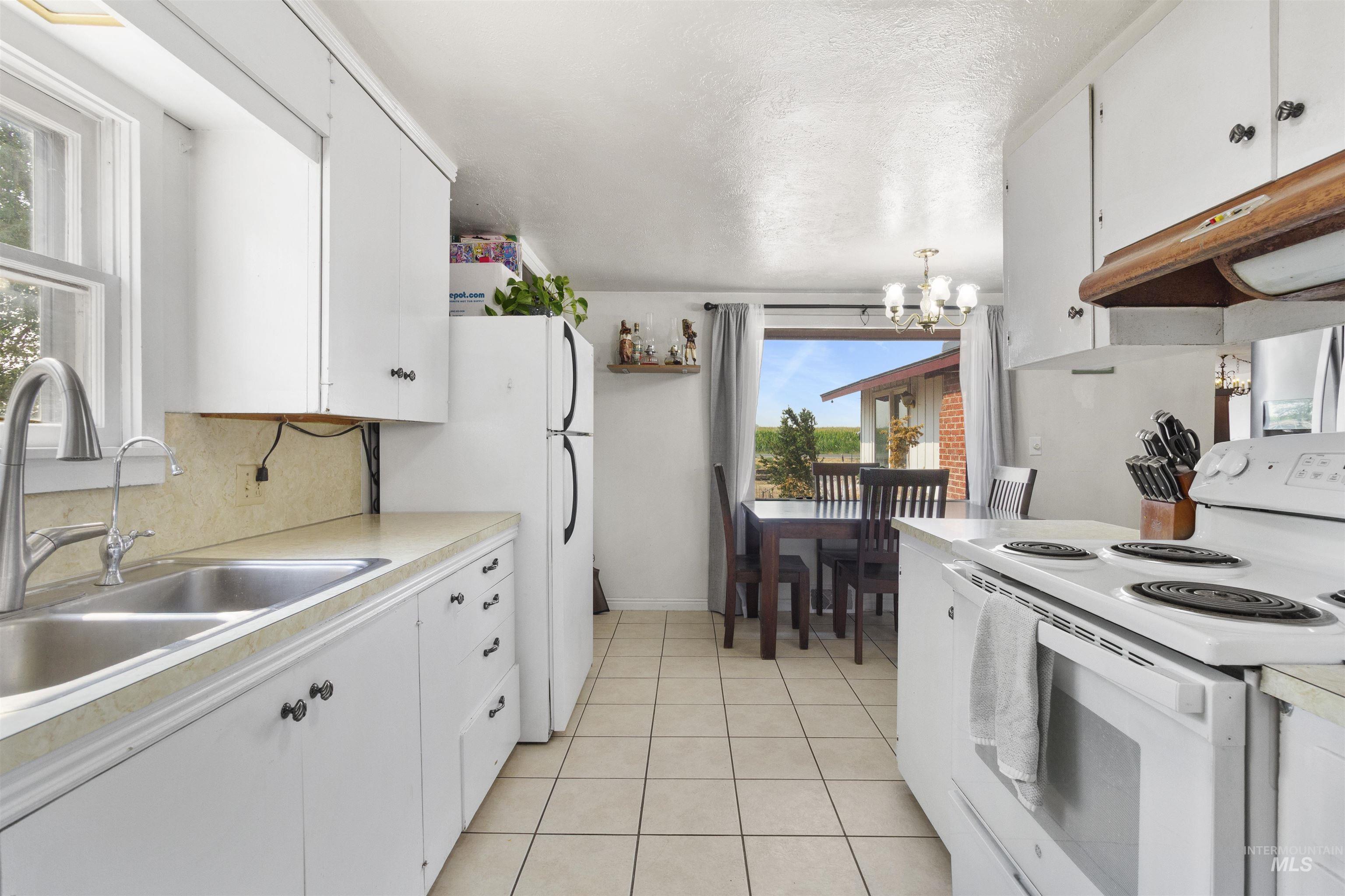 894 E 3700 N Property Photo 11