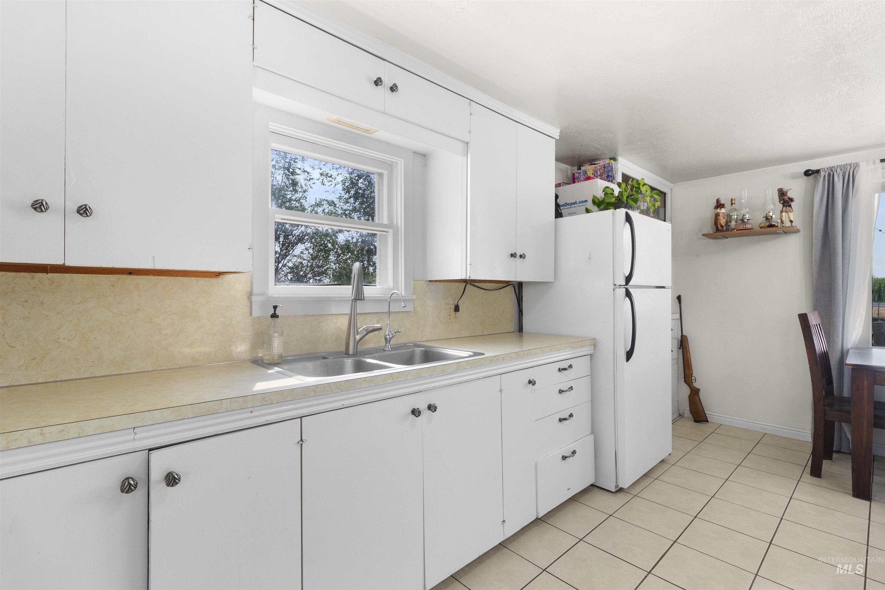 894 E 3700 N Property Photo 12