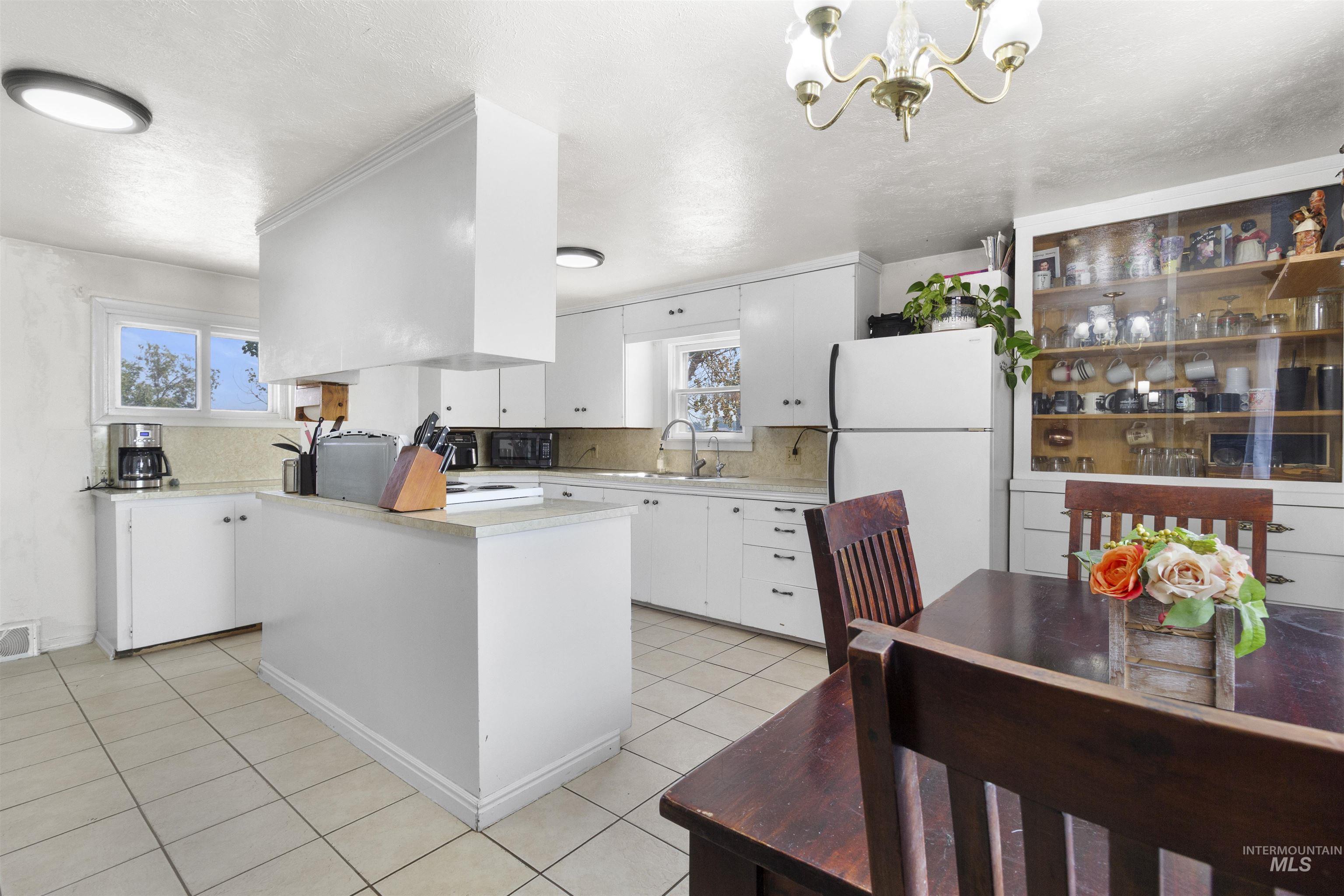 894 E 3700 N Property Photo 14