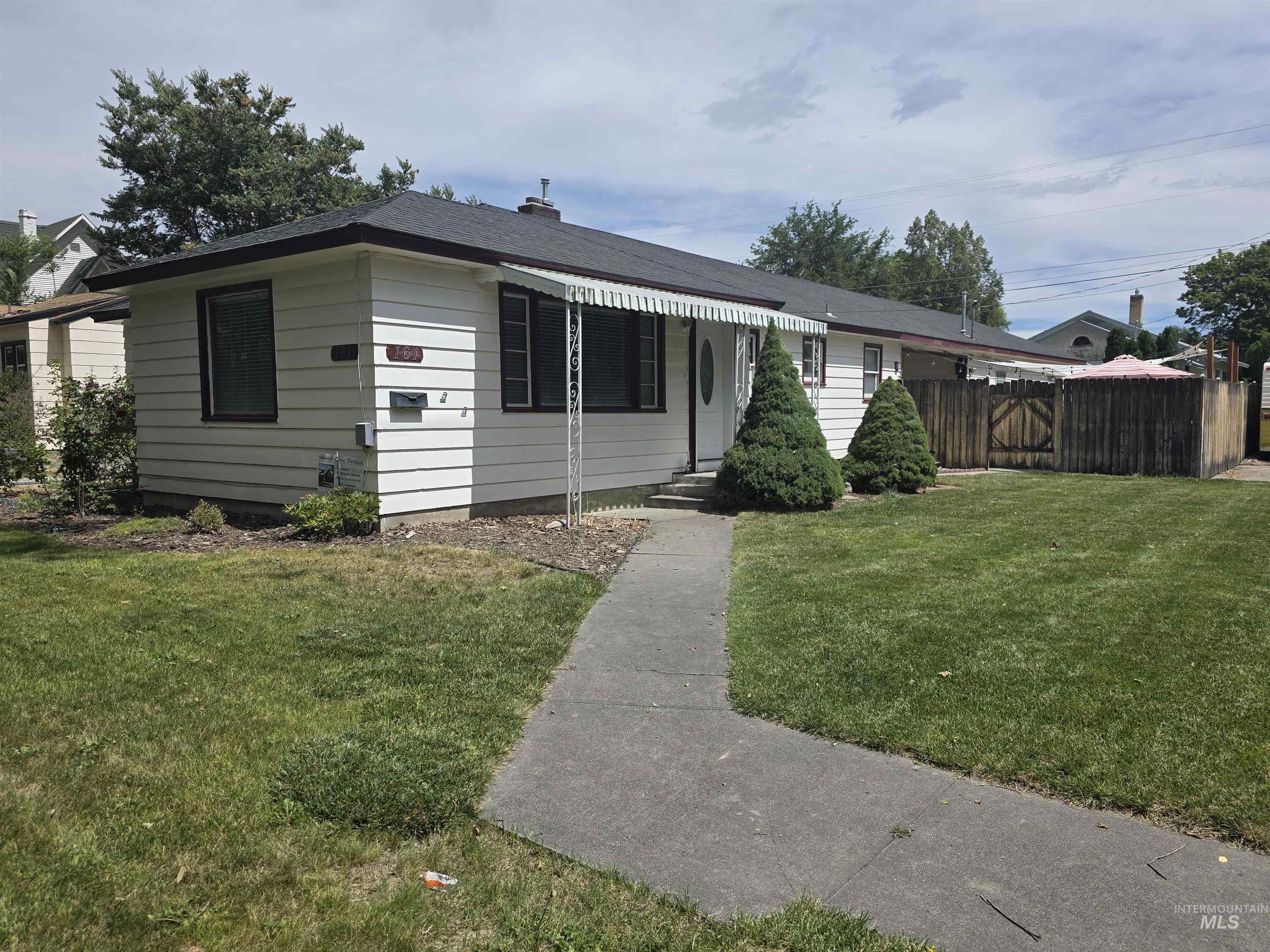 161 8th Ave E Property Photo 1