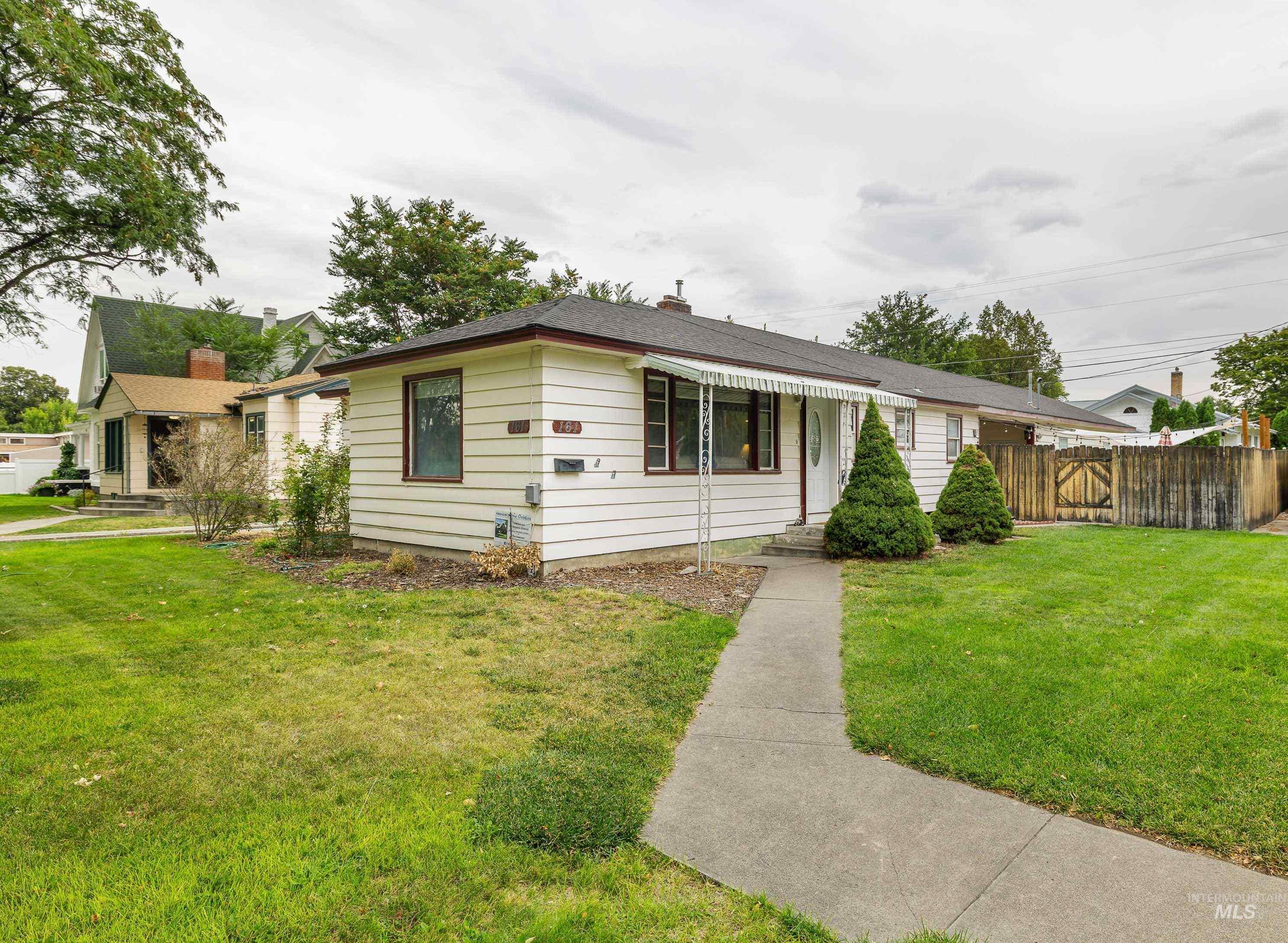 161 8th Ave E Property Photo 1