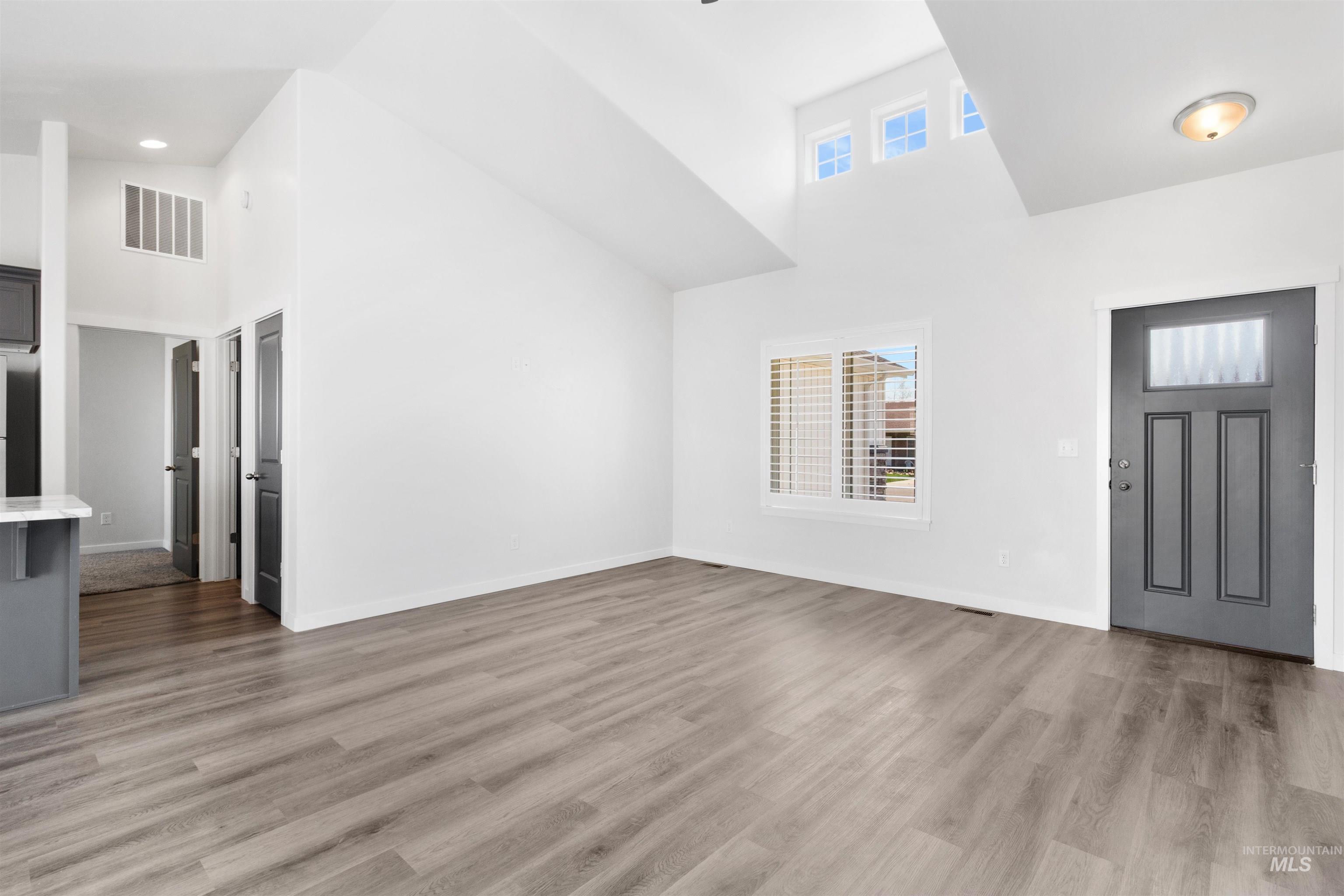 220 Pine Ave Property Photo 4