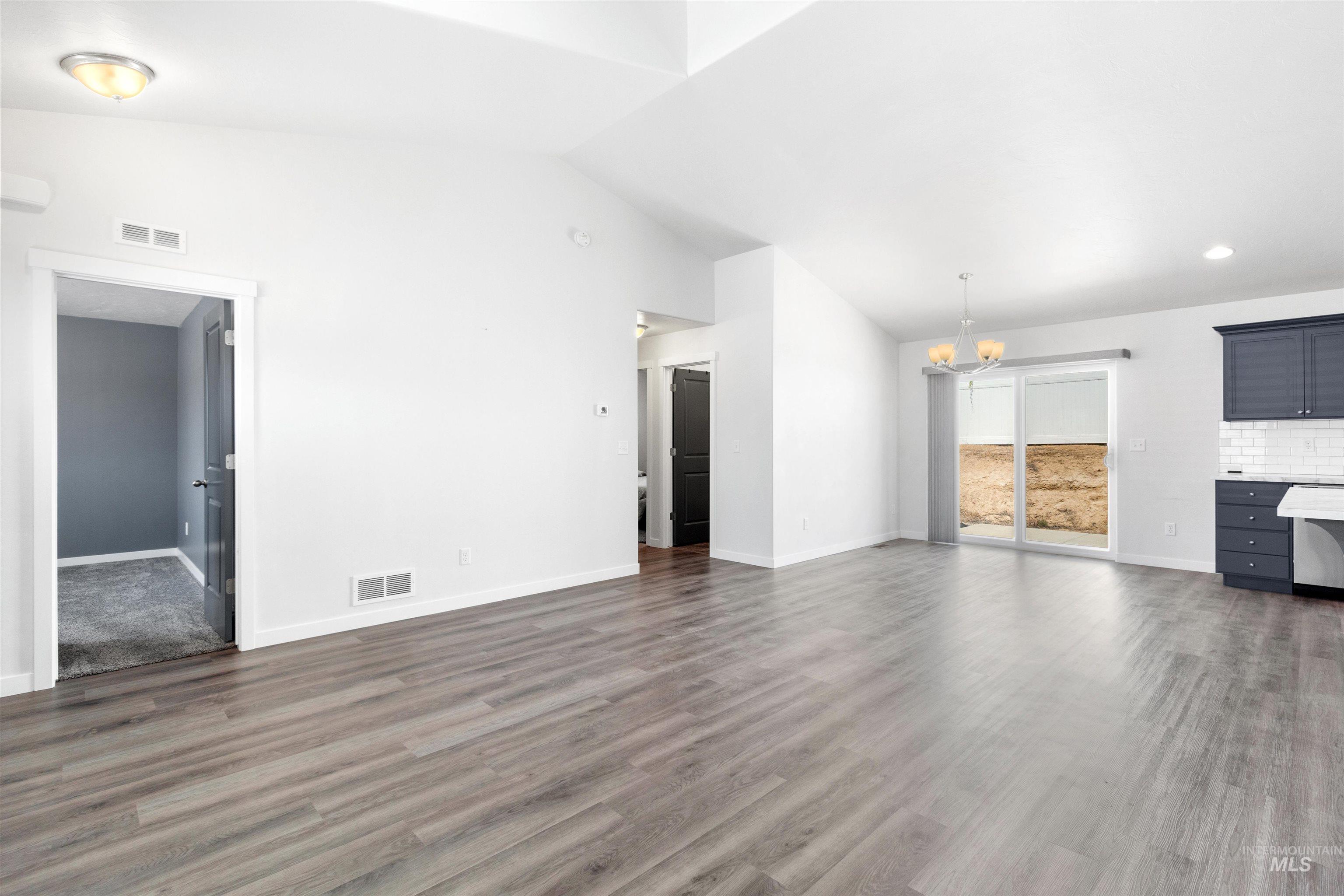220 Pine Ave Property Photo 6