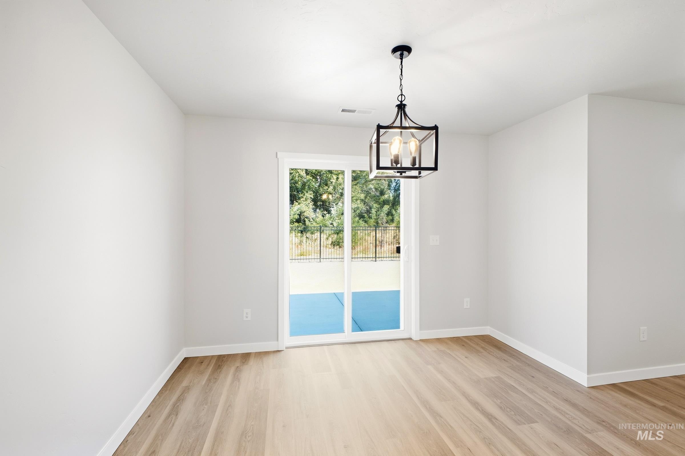 19606 Snowyside Way Property Photo 6