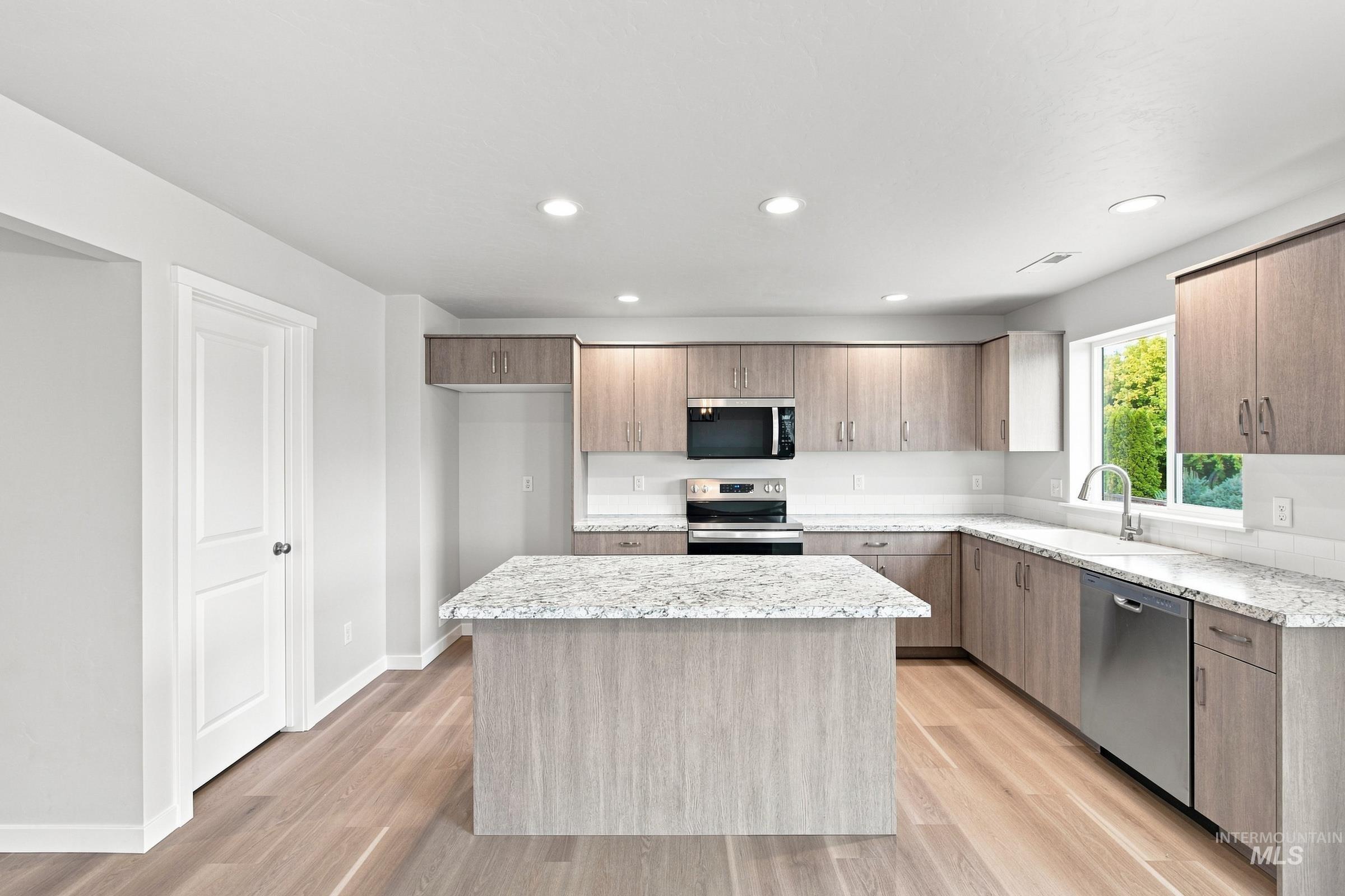 14080 Shiny Spruce St Property Photo 3