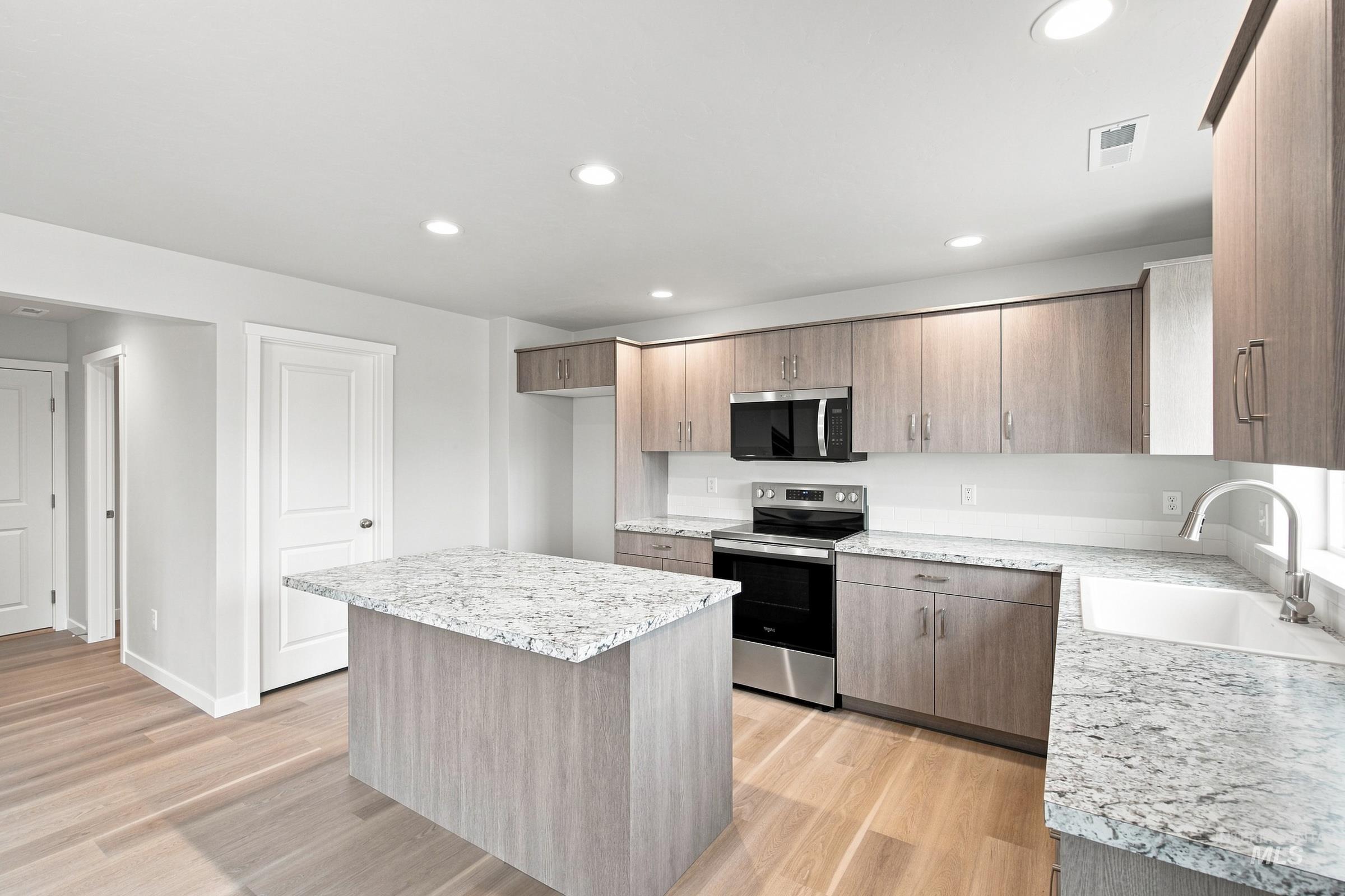 14080 Shiny Spruce St Property Photo 4