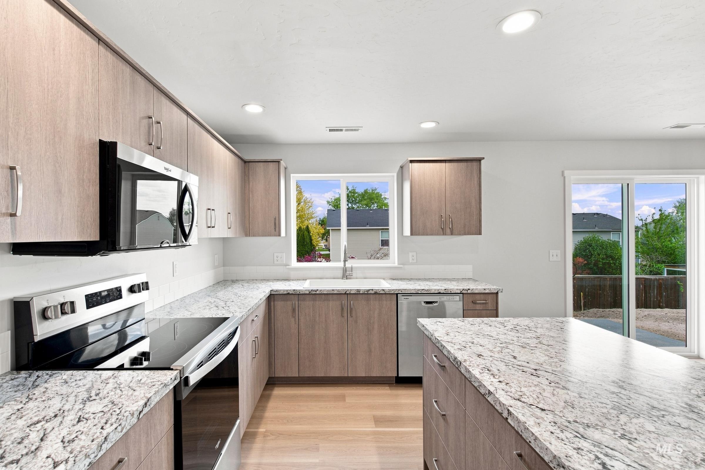 14080 Shiny Spruce St Property Photo 5
