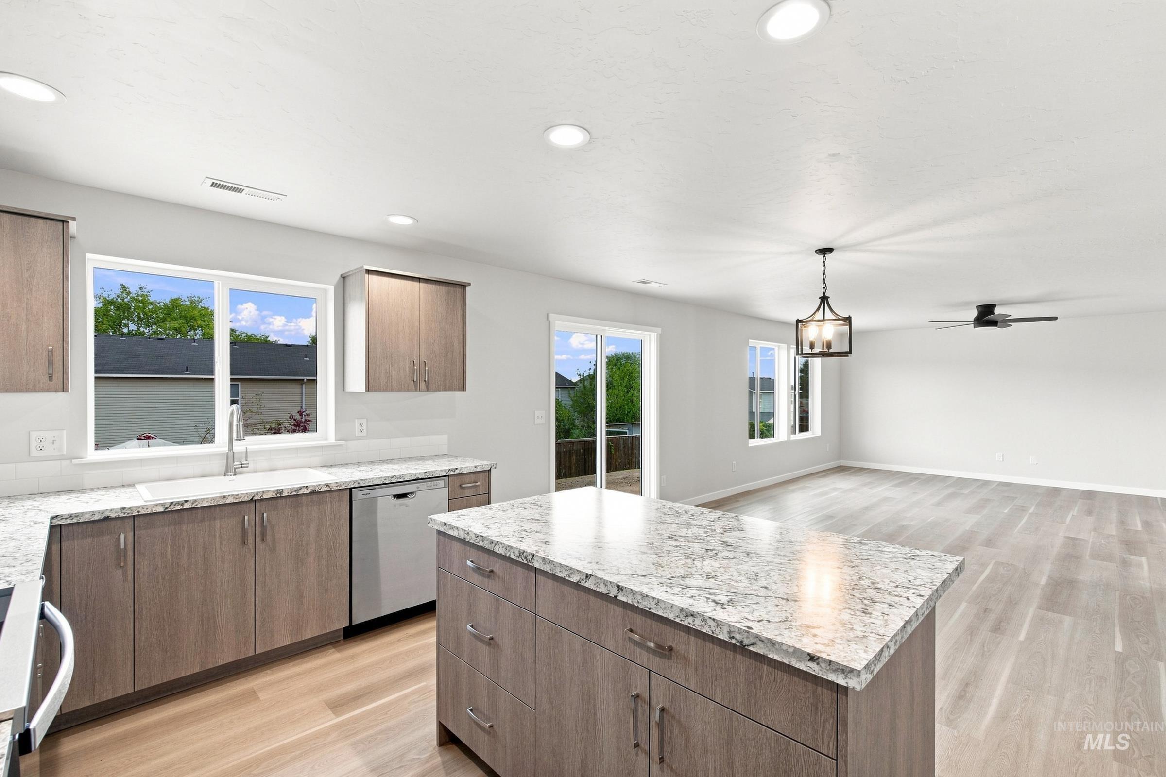 14080 Shiny Spruce St Property Photo 6