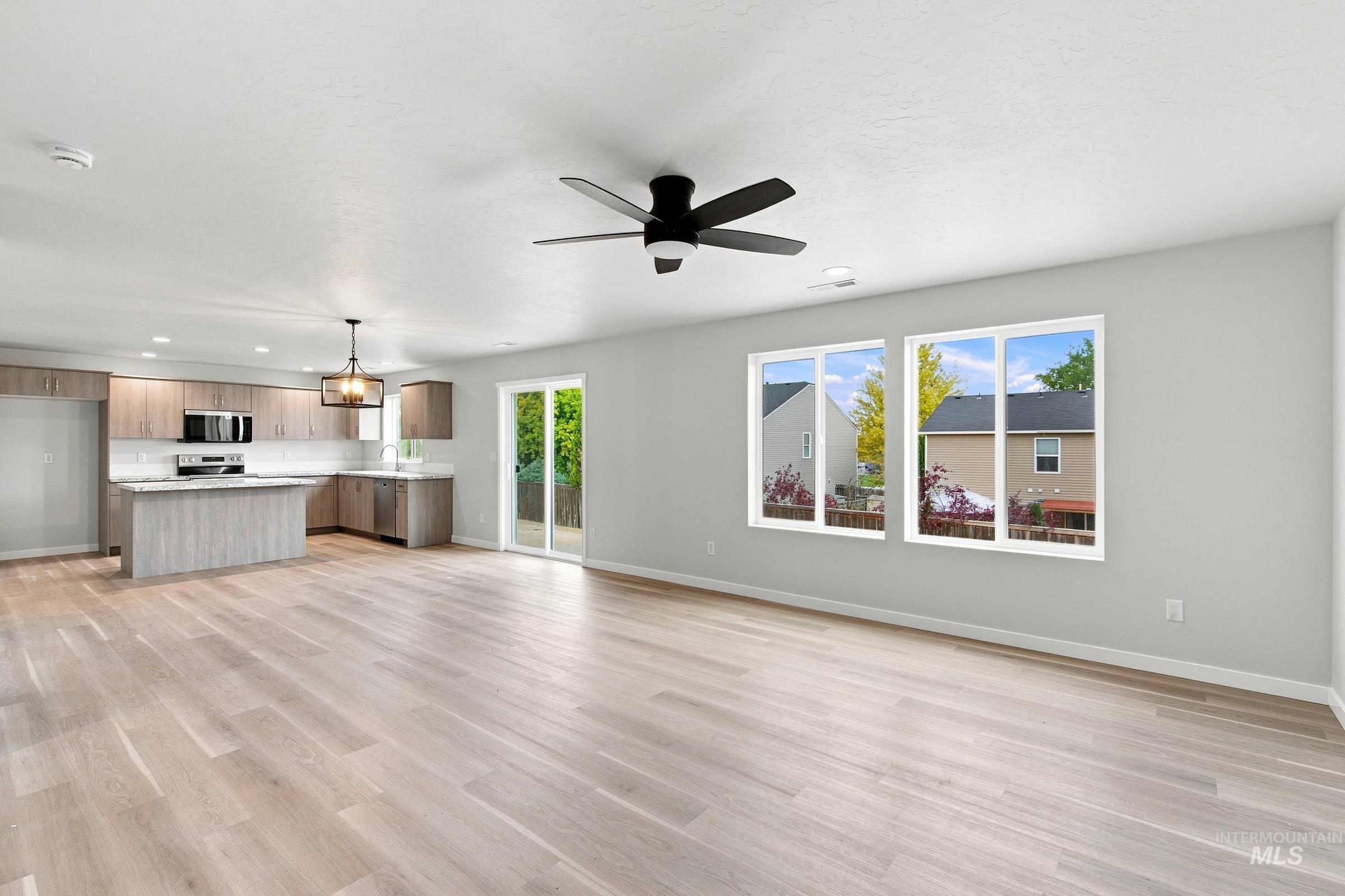14080 Shiny Spruce St Property Photo 11