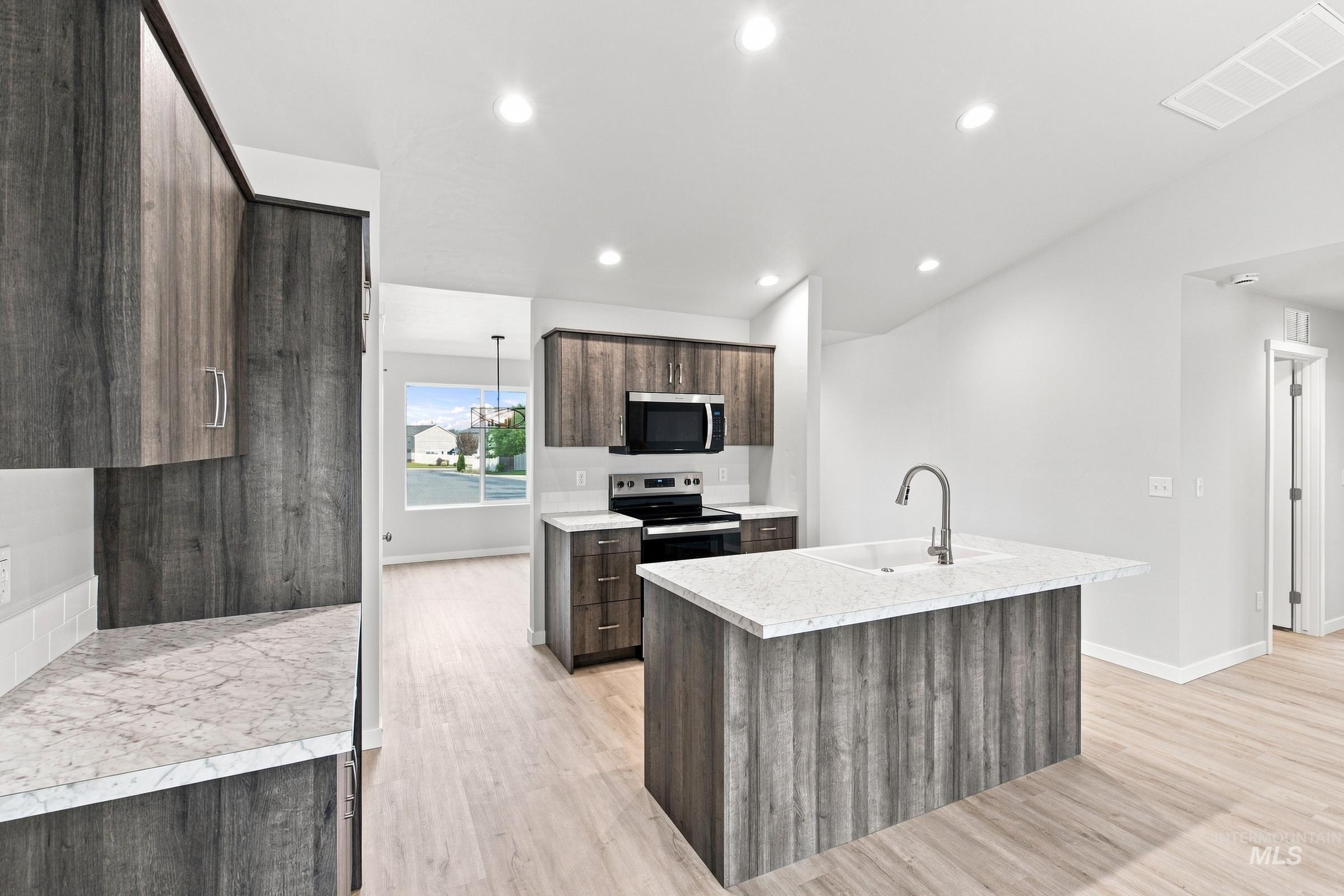 14113 Shiny Spruce St Property Photo 4