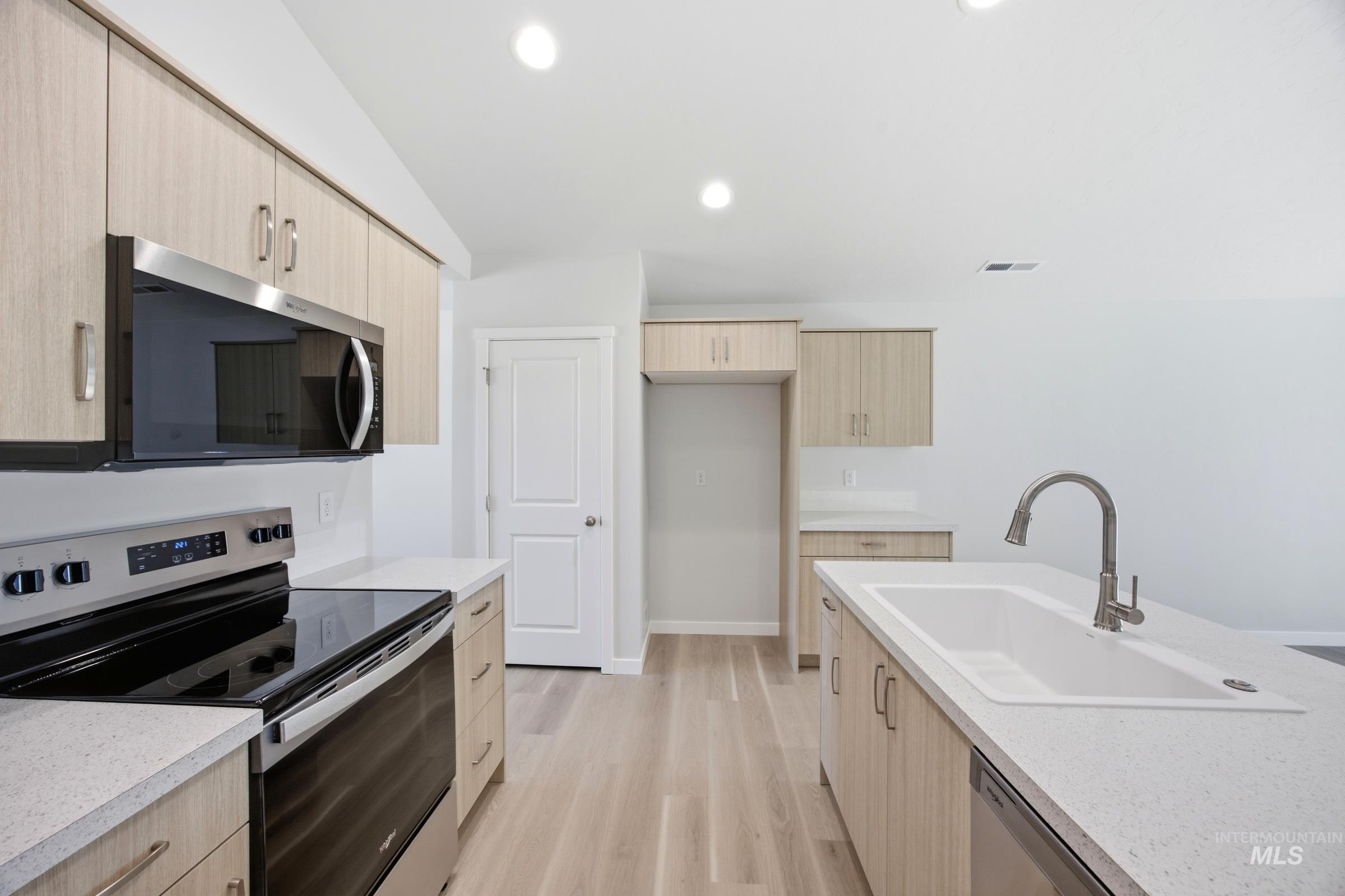 14113 Shiny Spruce St Property Photo 5