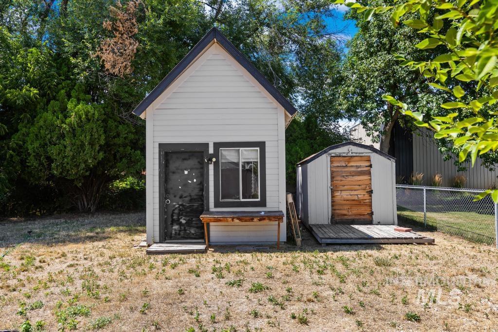 206 W 35th Street Property Photo 18