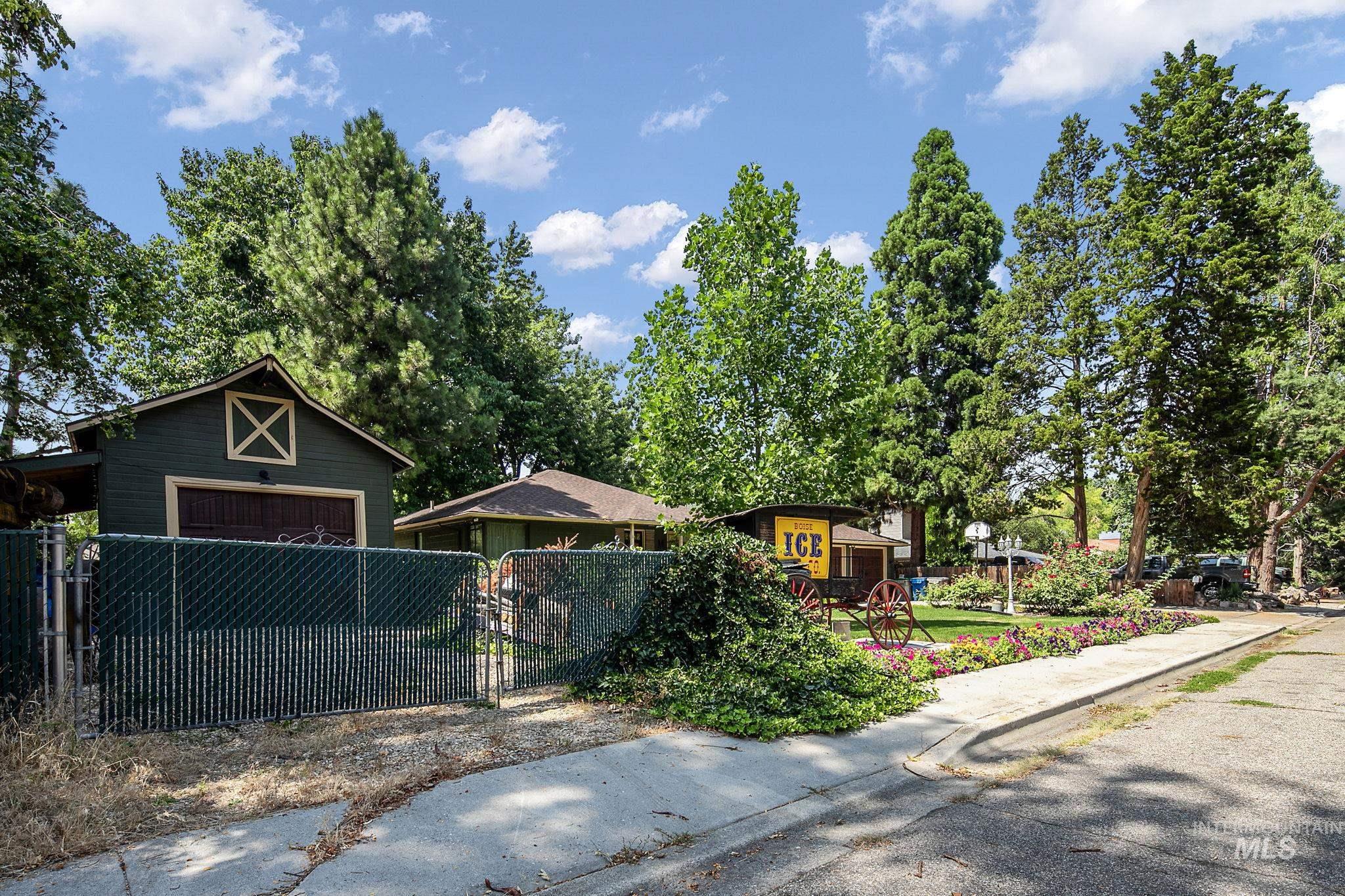 1801 N Hilton St Property Photo 4