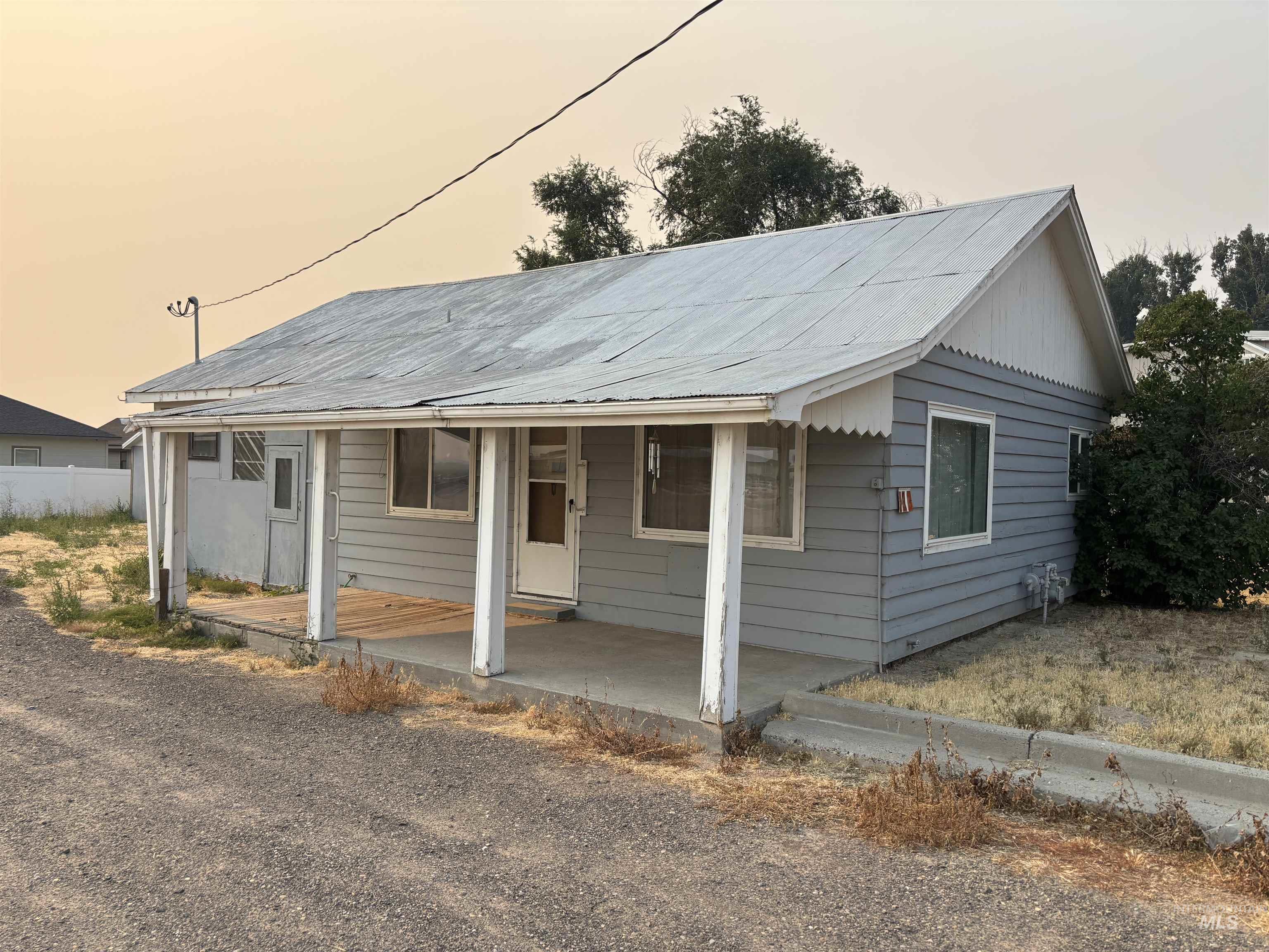 733 Sunset Dr Property Photo 1