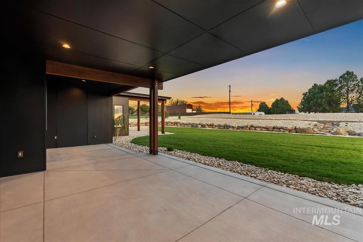 8085 Quail Hollow Dr Property Photo 46