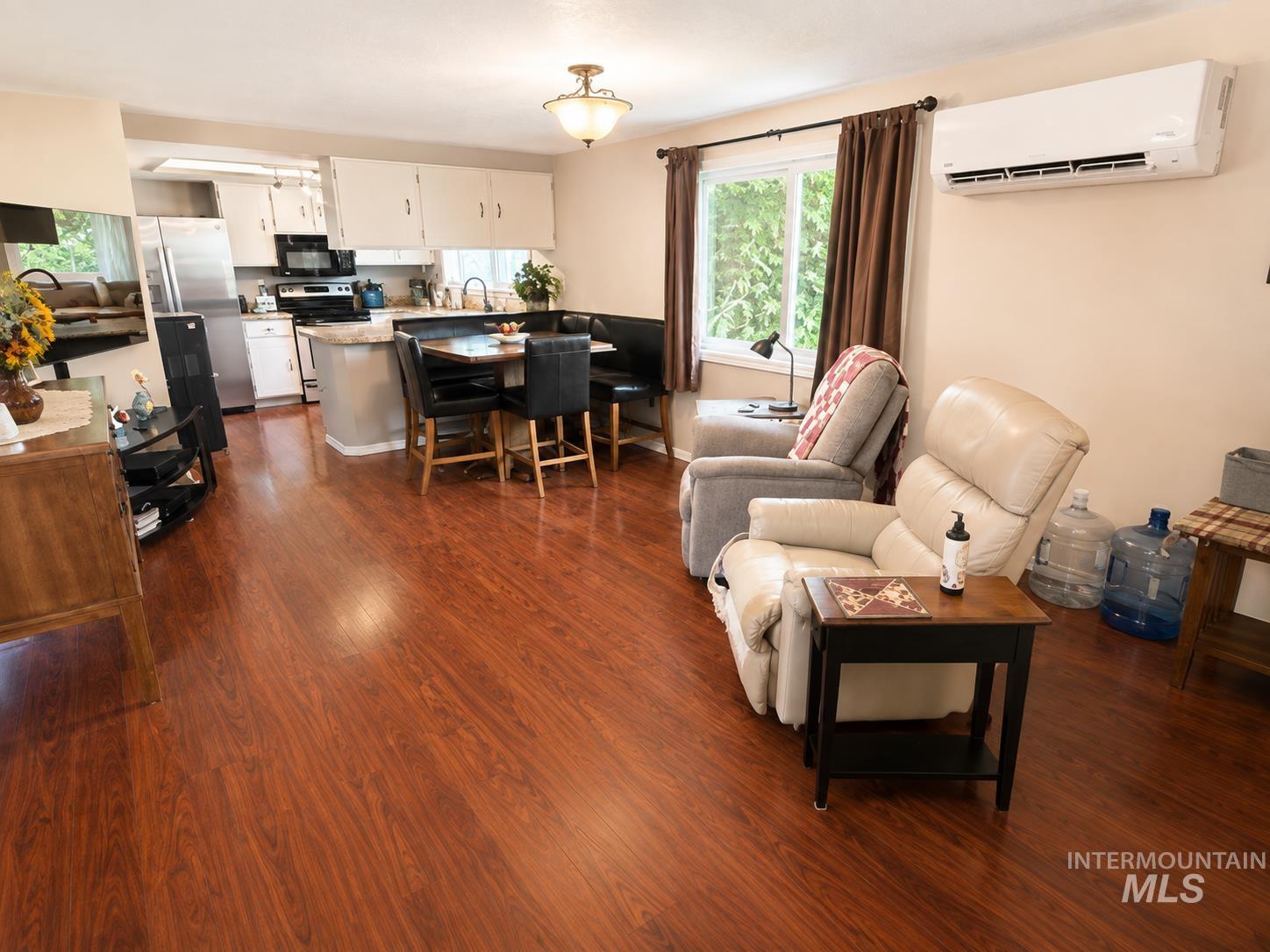 678 N Elmore Ave Property Photo 9