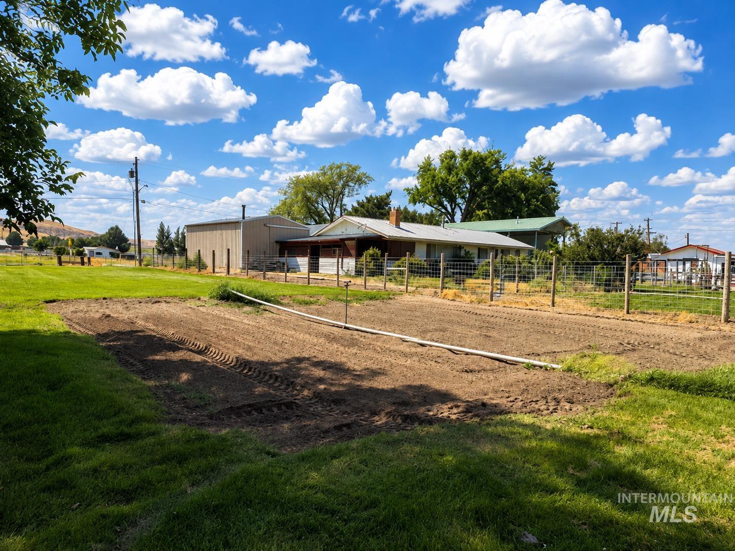 678 N Elmore Ave Property Photo 19