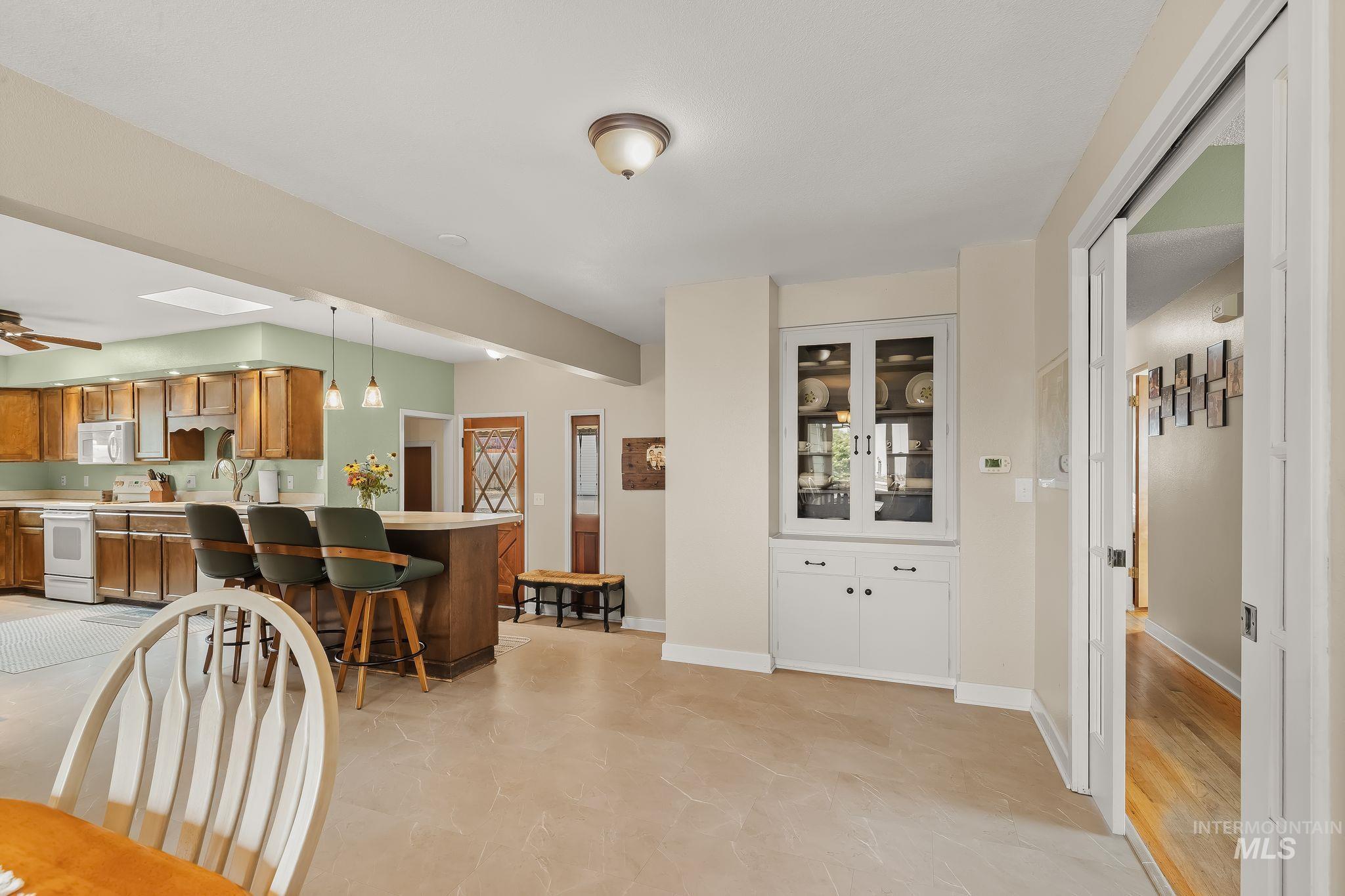 1734 Burrell Ave Property Photo 14