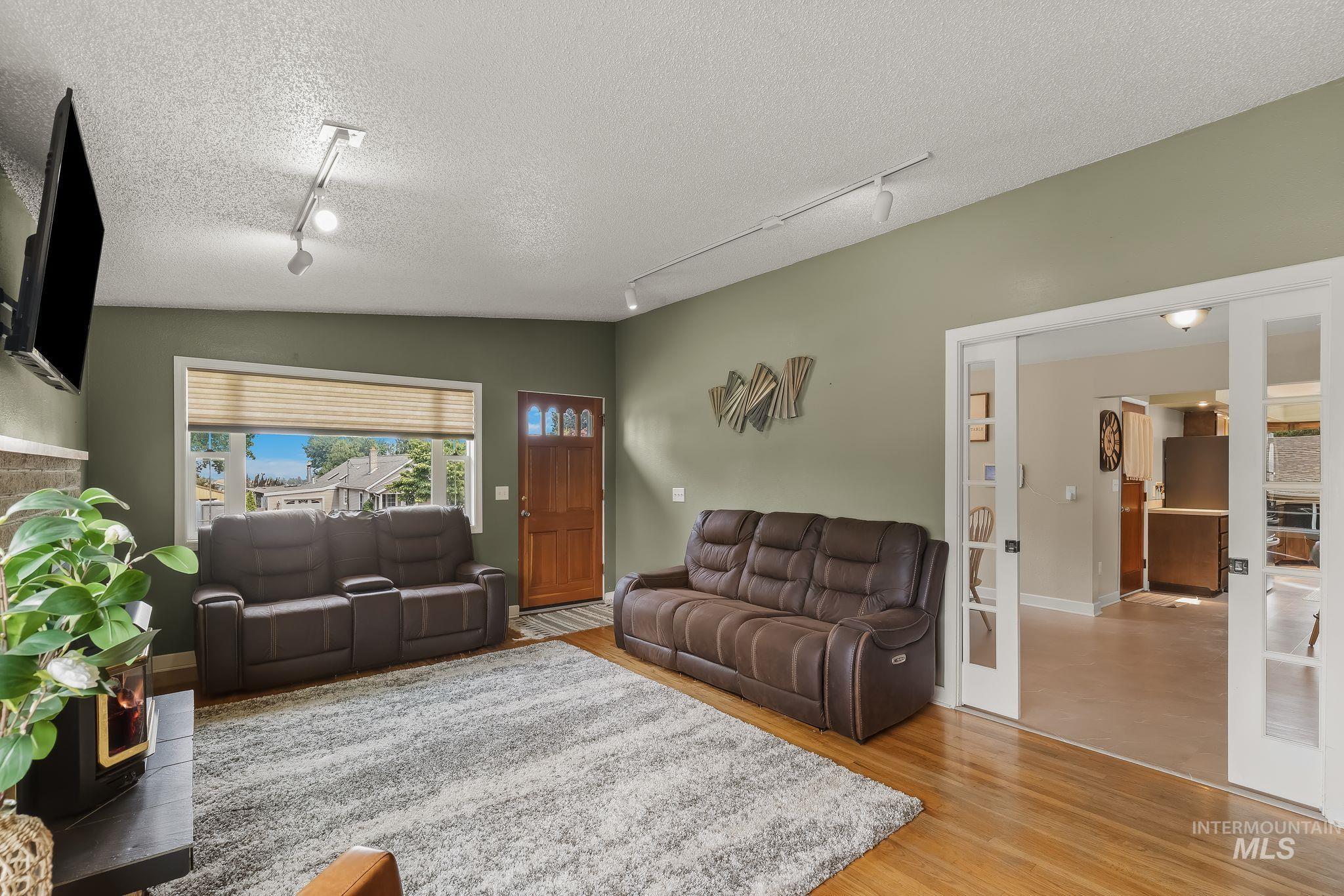 1734 Burrell Ave Property Photo 16