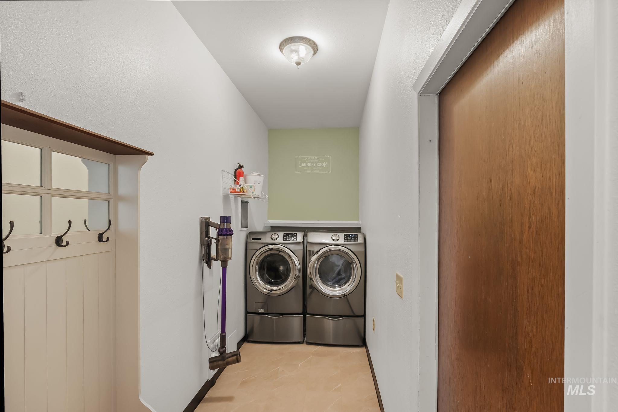 1734 Burrell Ave Property Photo 19