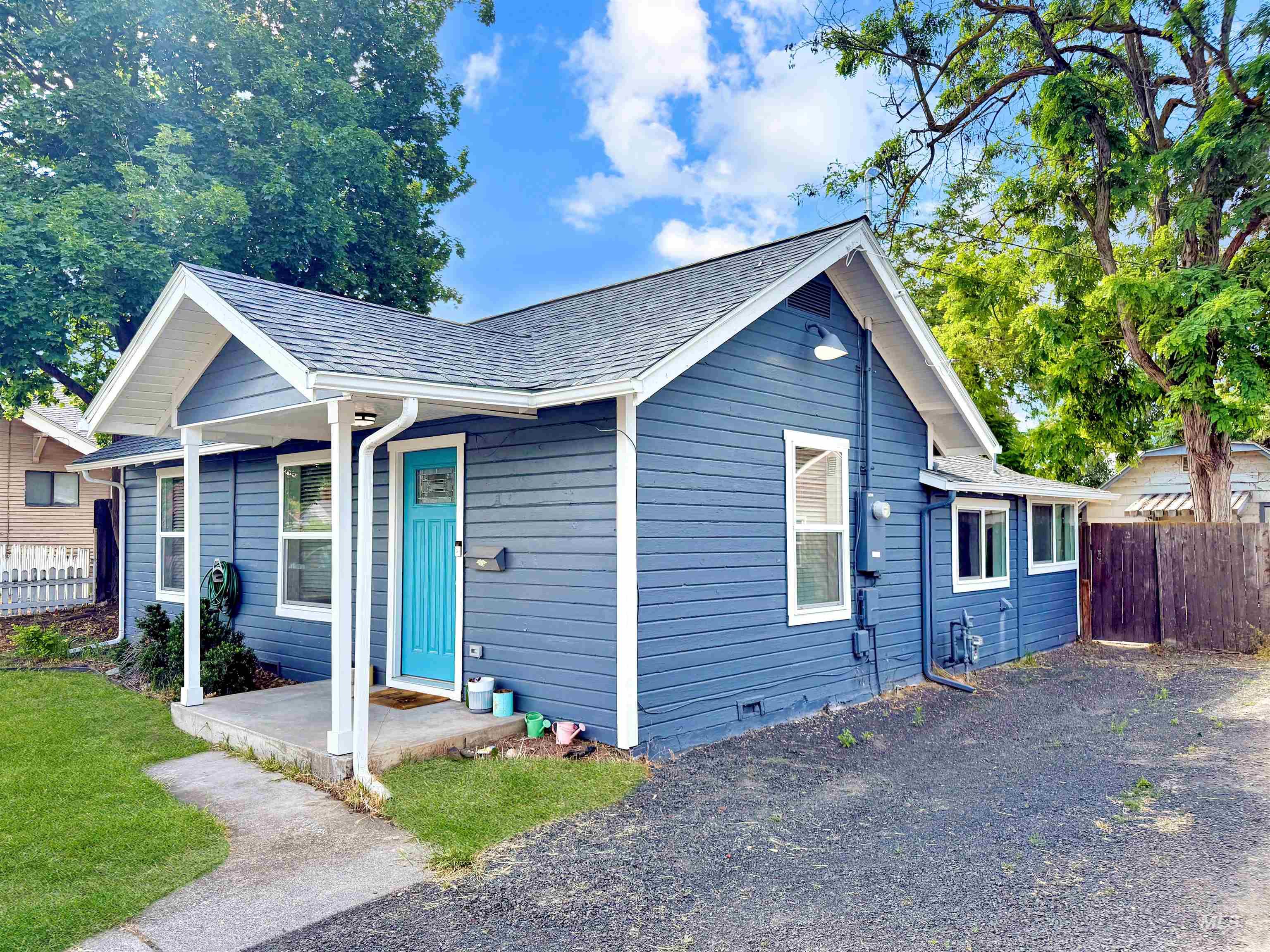 1009 Elm St Property Photo 1