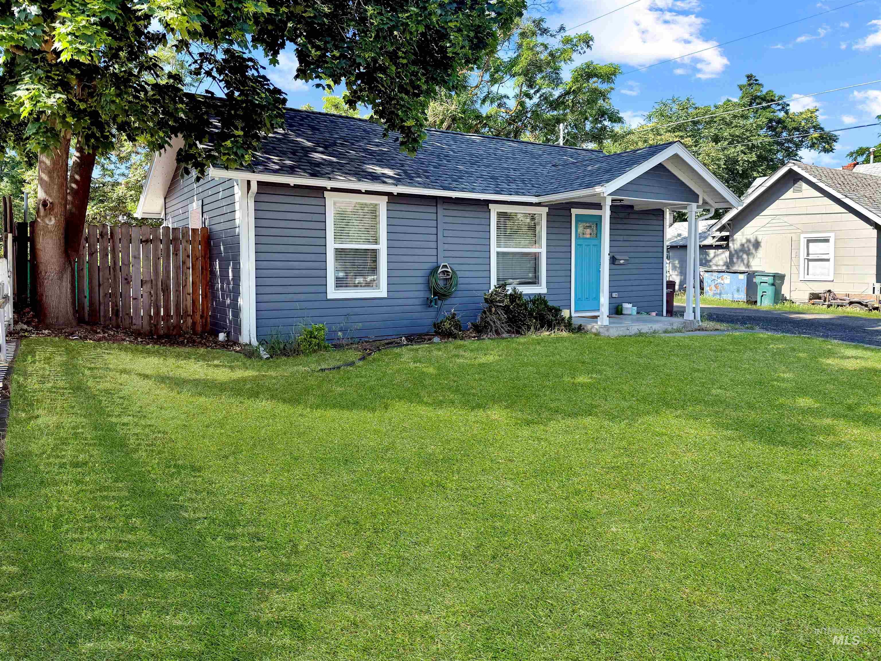 1009 Elm St Property Photo 2