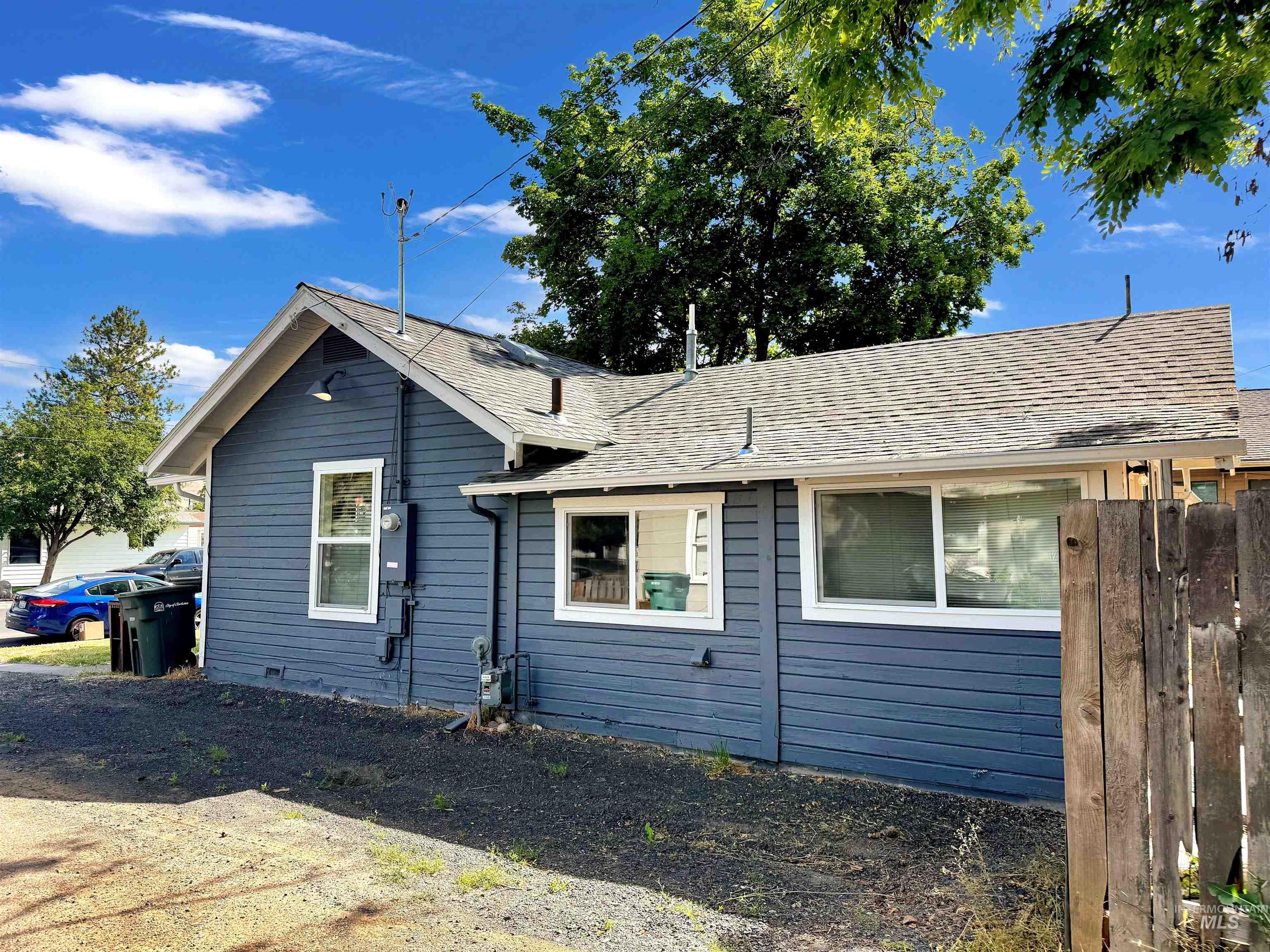 1009 Elm St Property Photo 3