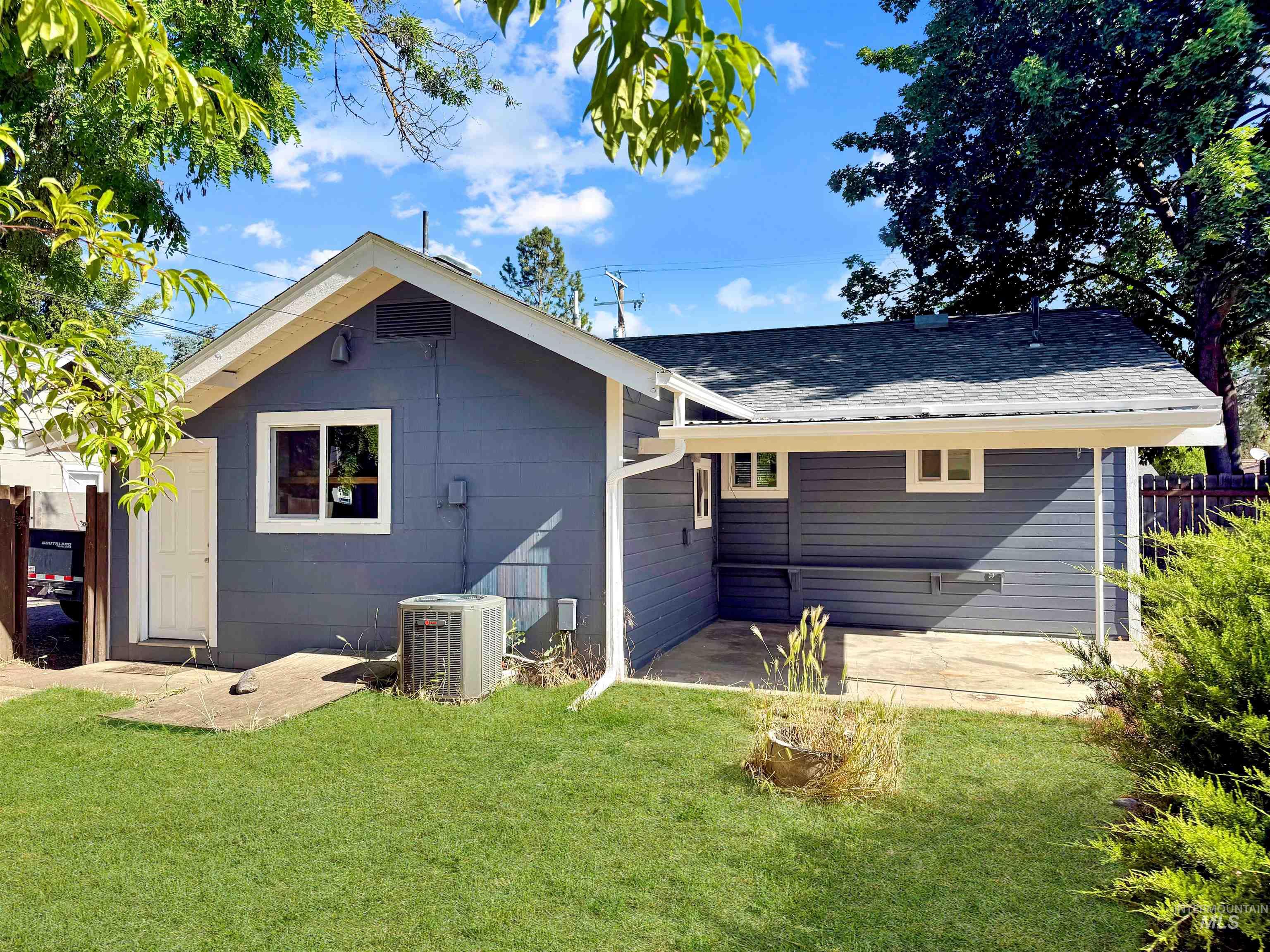 1009 Elm St Property Photo 4
