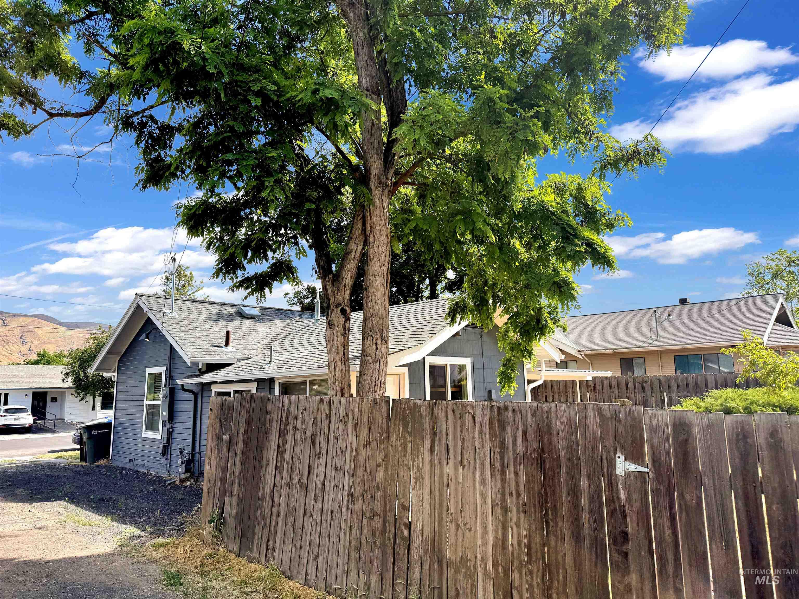 1009 Elm St Property Photo 7