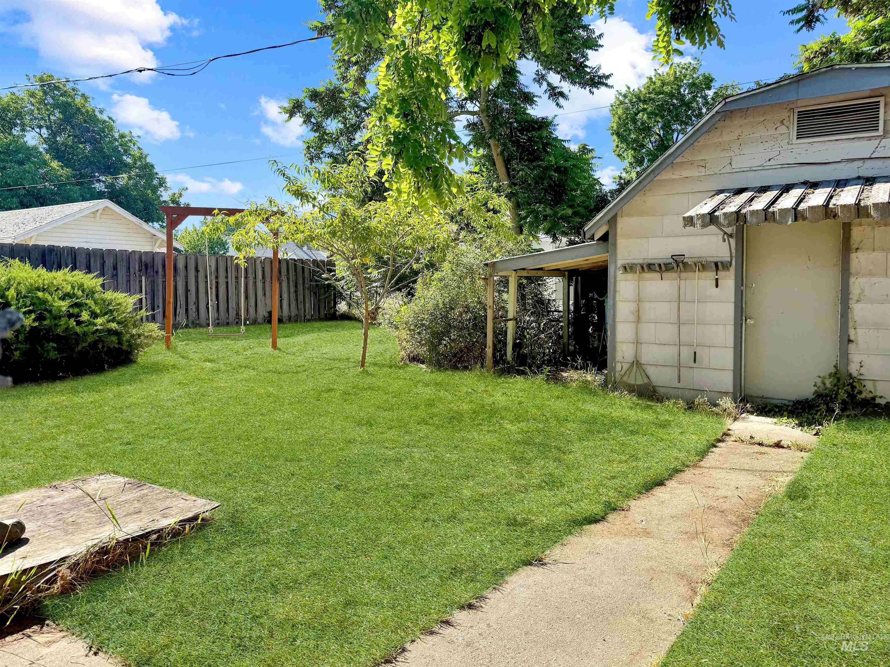 1009 Elm St Property Photo 8