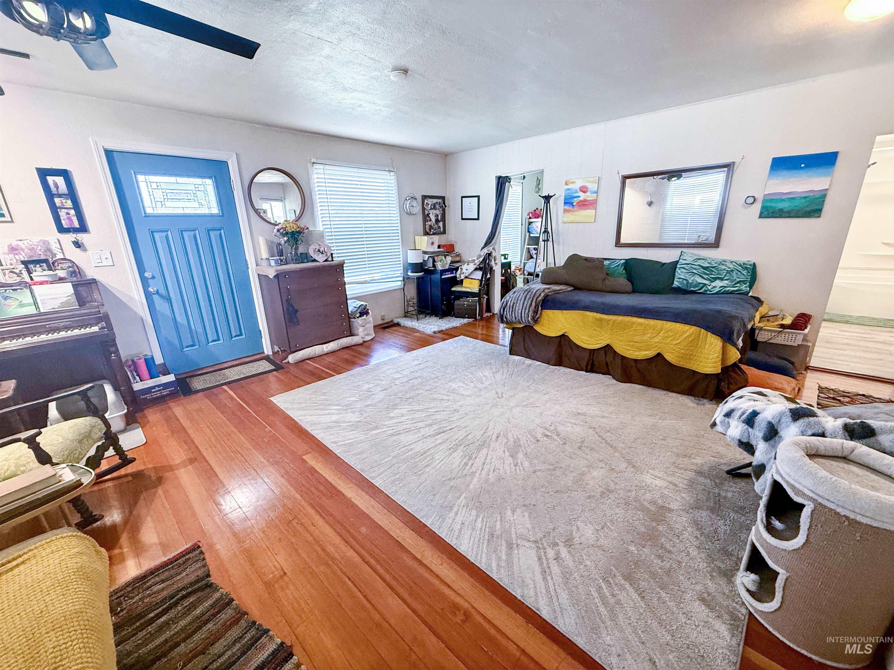 1009 Elm St Property Photo 10