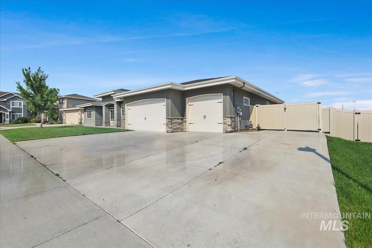 2334 N Van Dyke Property Photo 3