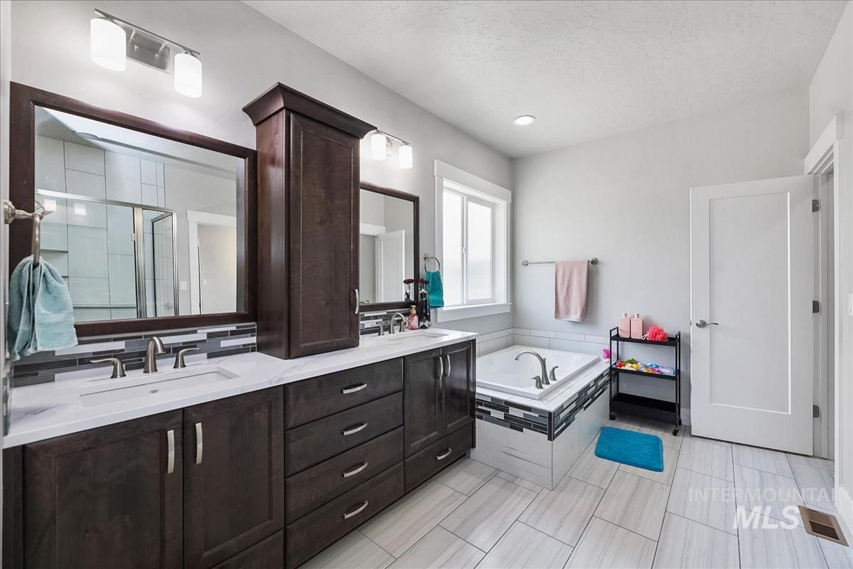 2334 N Van Dyke Property Photo 32