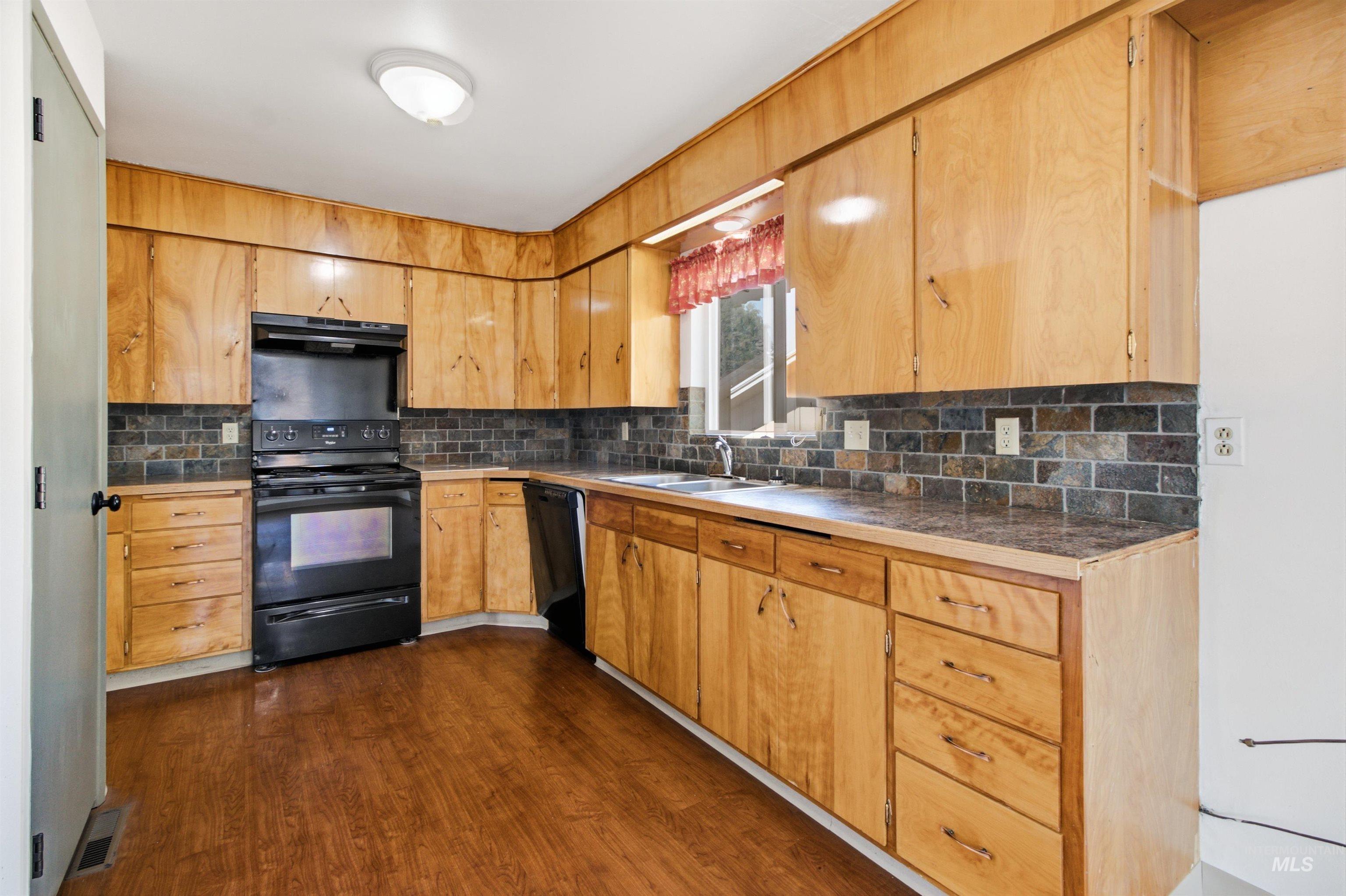 923 N Cleveland St Property Photo 8