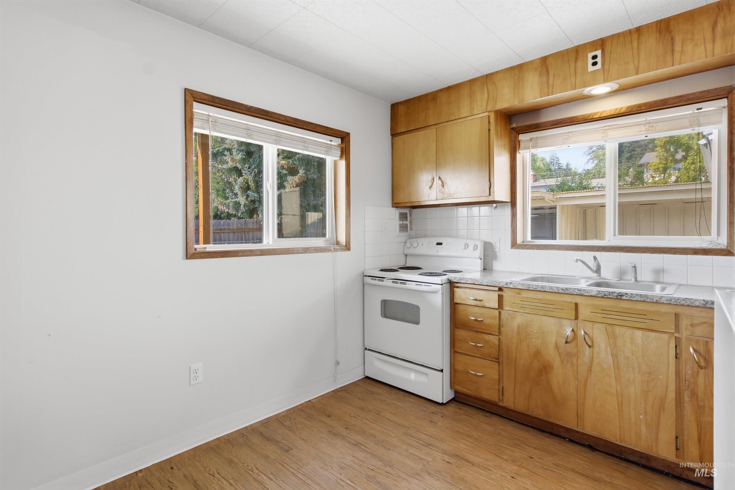 923 N Cleveland St Property Photo 32