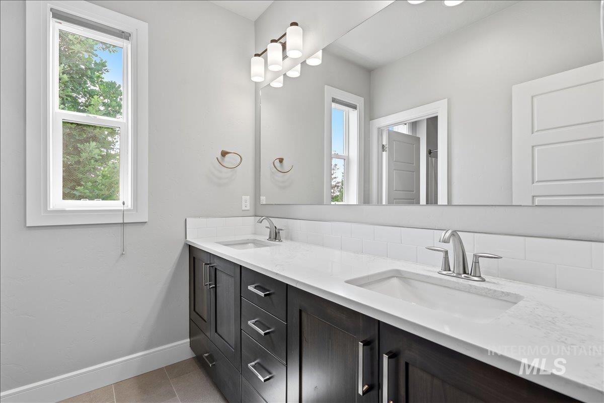 2620 N Rivington Ave Property Photo 28