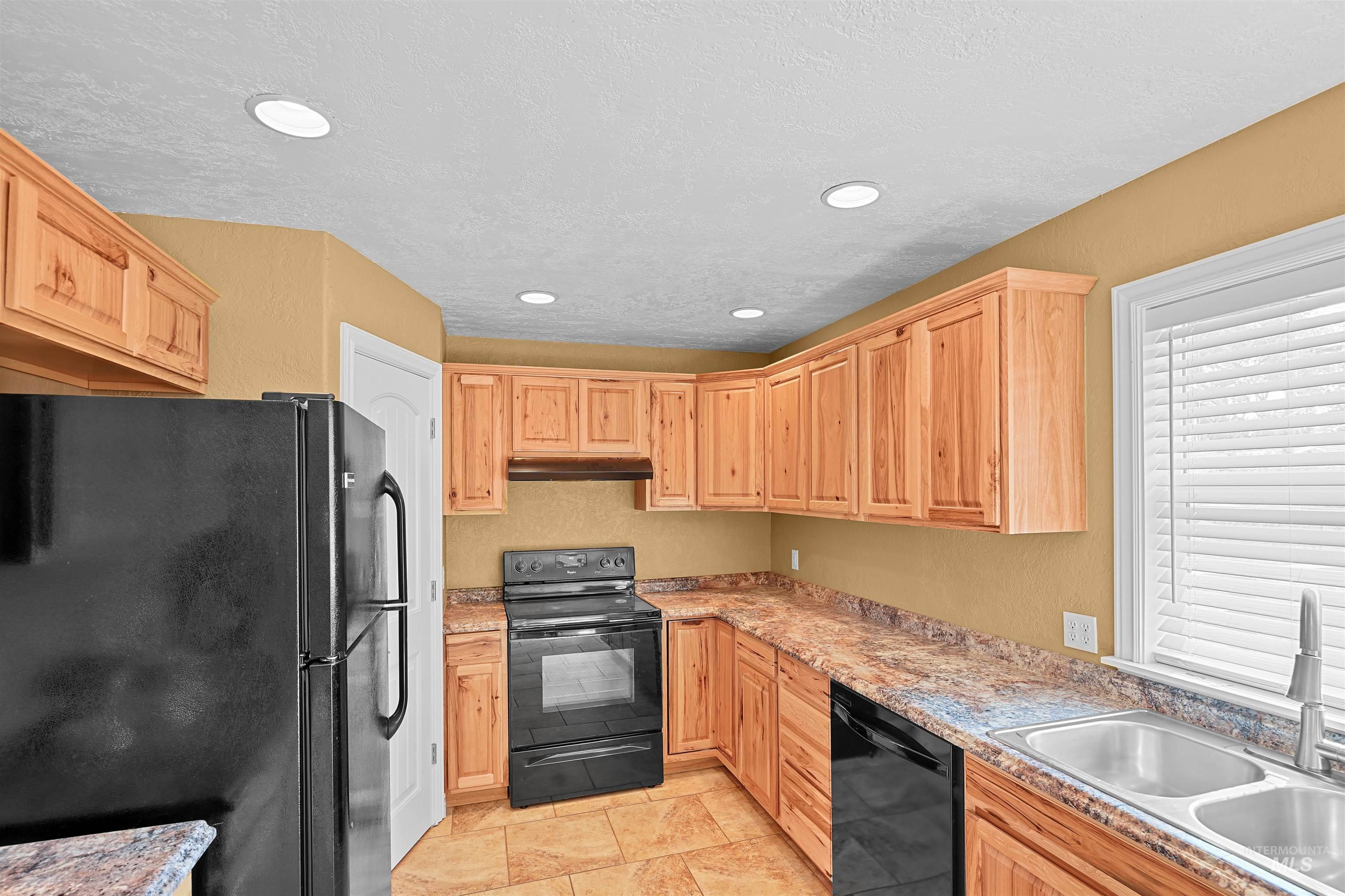 2040 Conant Property Photo 3
