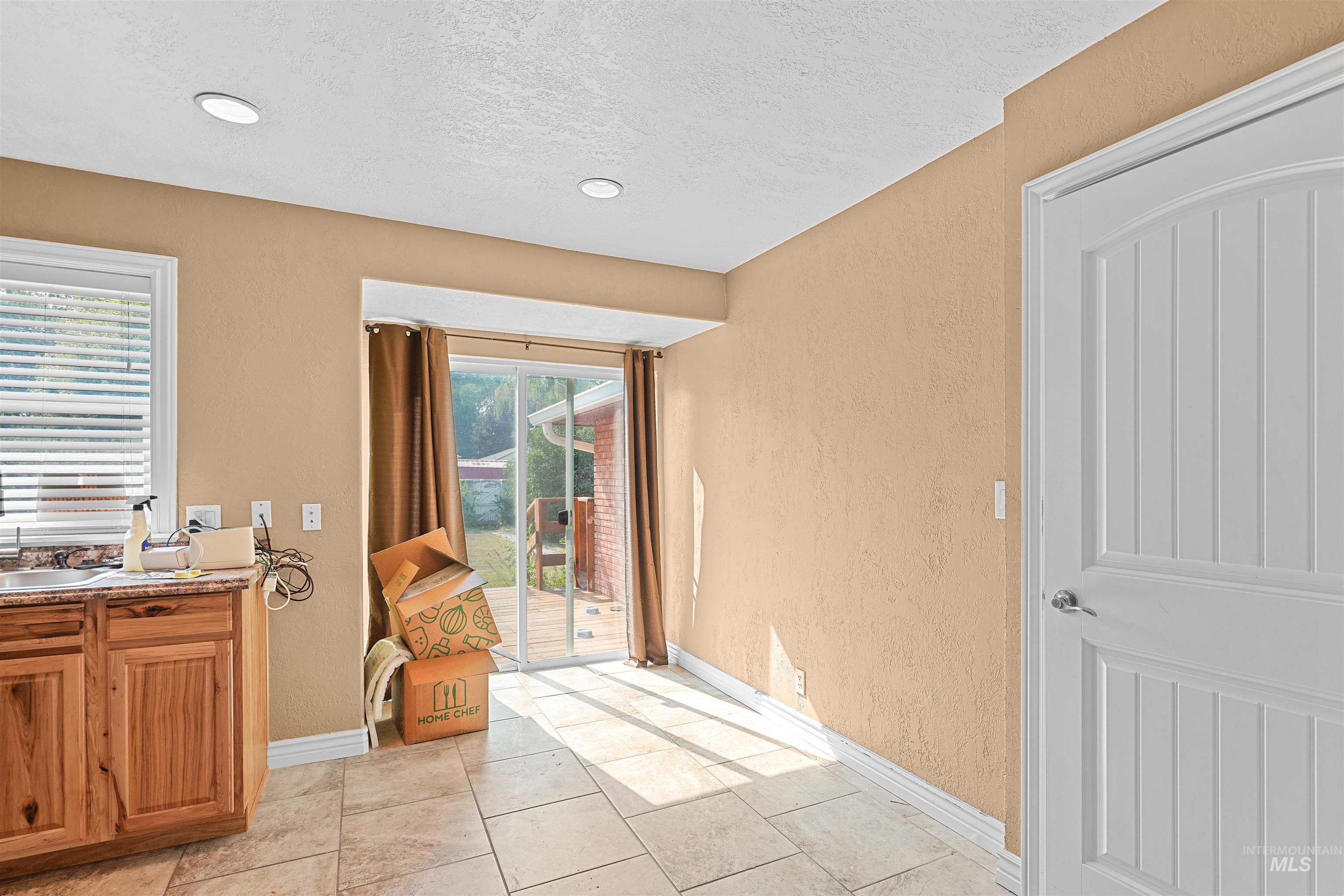 2040 Conant Property Photo 8