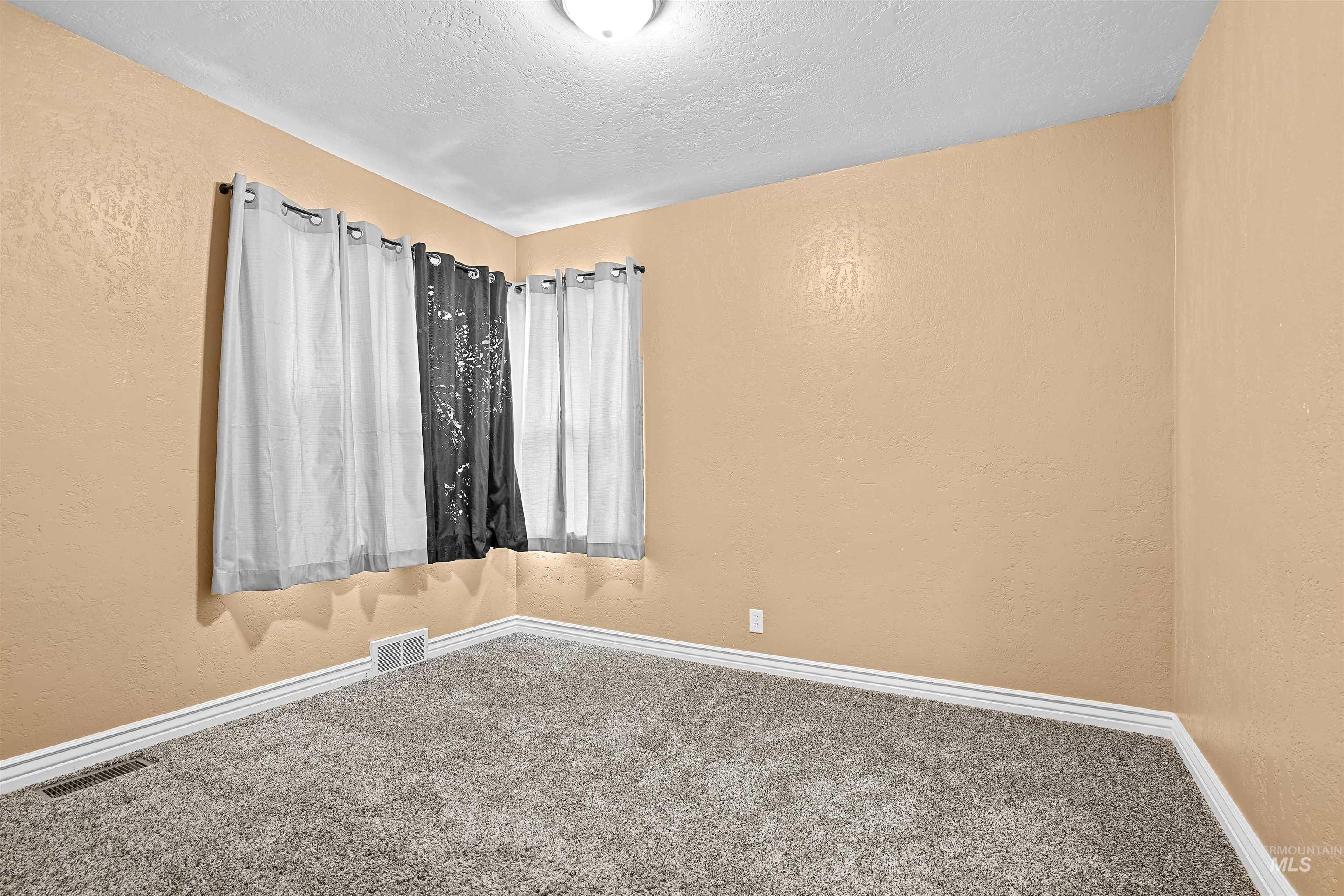 2040 Conant Property Photo 9